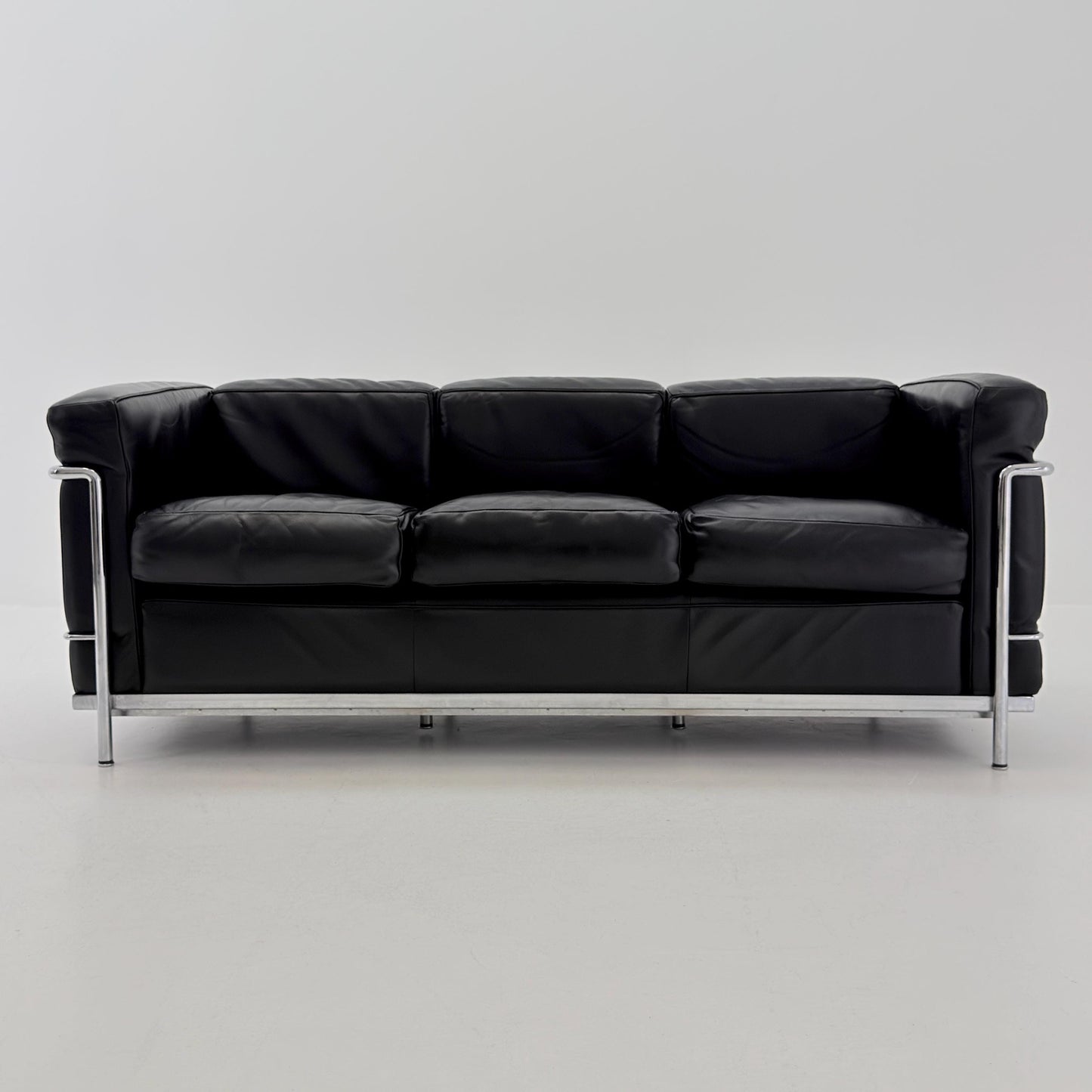 Mid century Bauhaus black leather LC2 3-Seat Sofa by Le Corbusier for Cassina, Italy 1980s