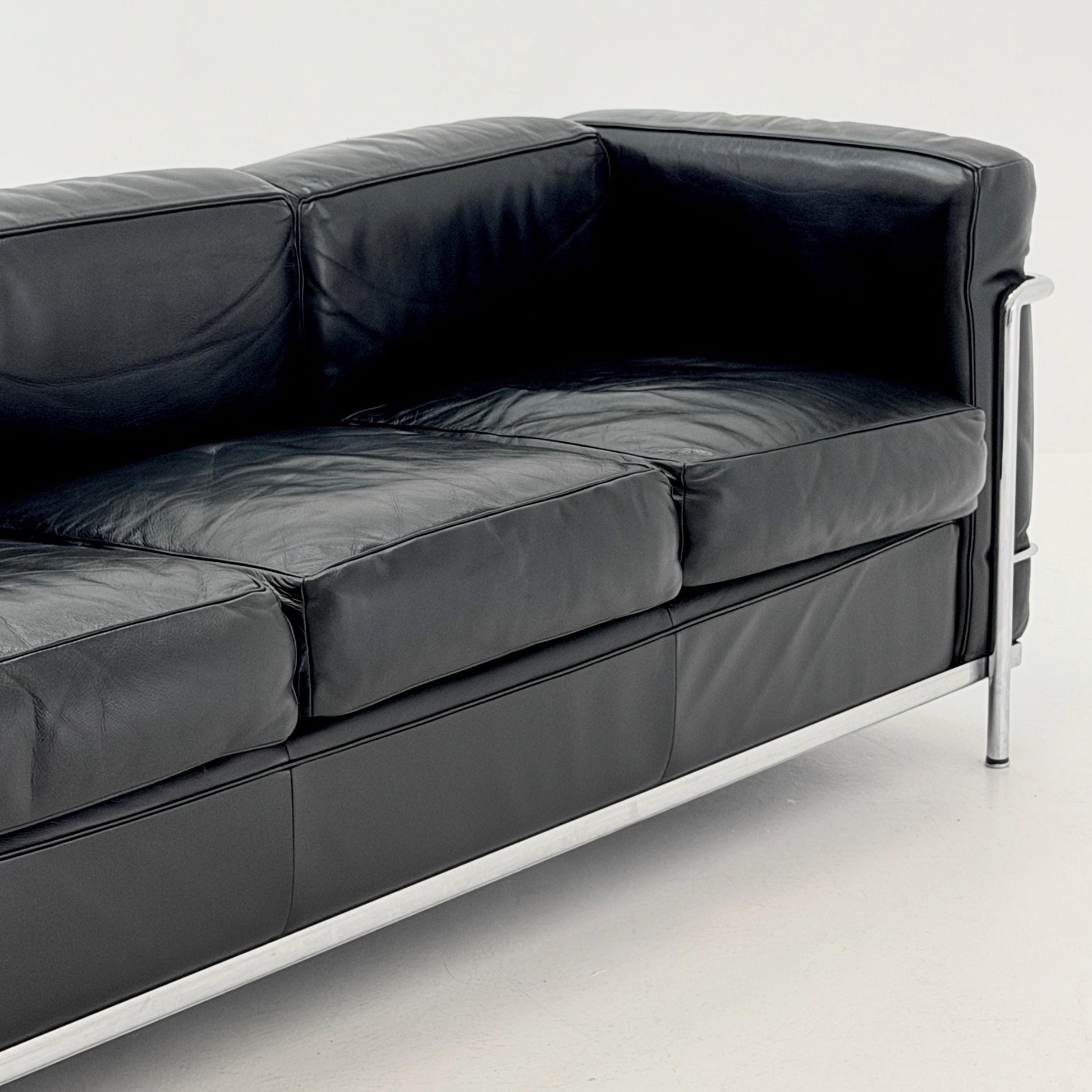 Mid century Bauhaus black leather LC2 3-Seat Sofa by Le Corbusier for Cassina, Italy 1980s