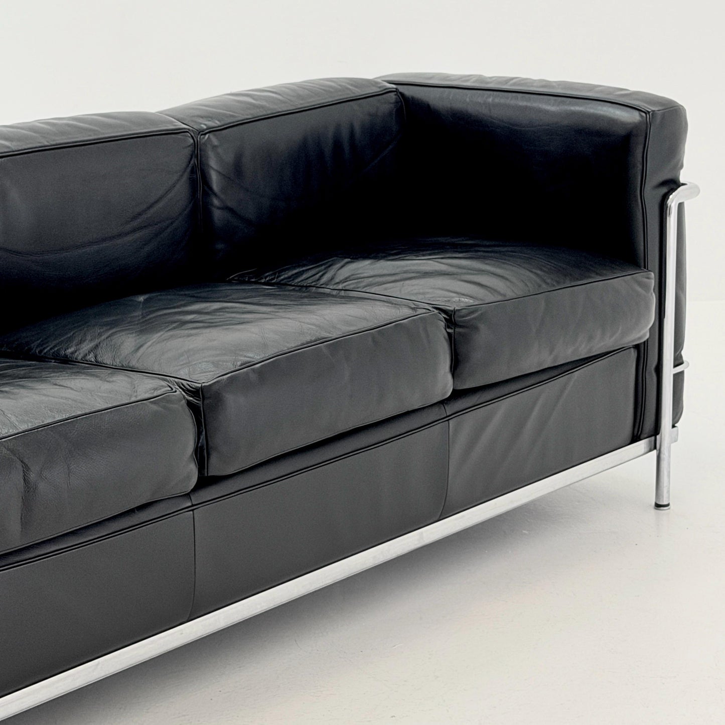 Mid century Bauhaus black leather LC2 3-Seat Sofa by Le Corbusier for Cassina, Italy 1980s
