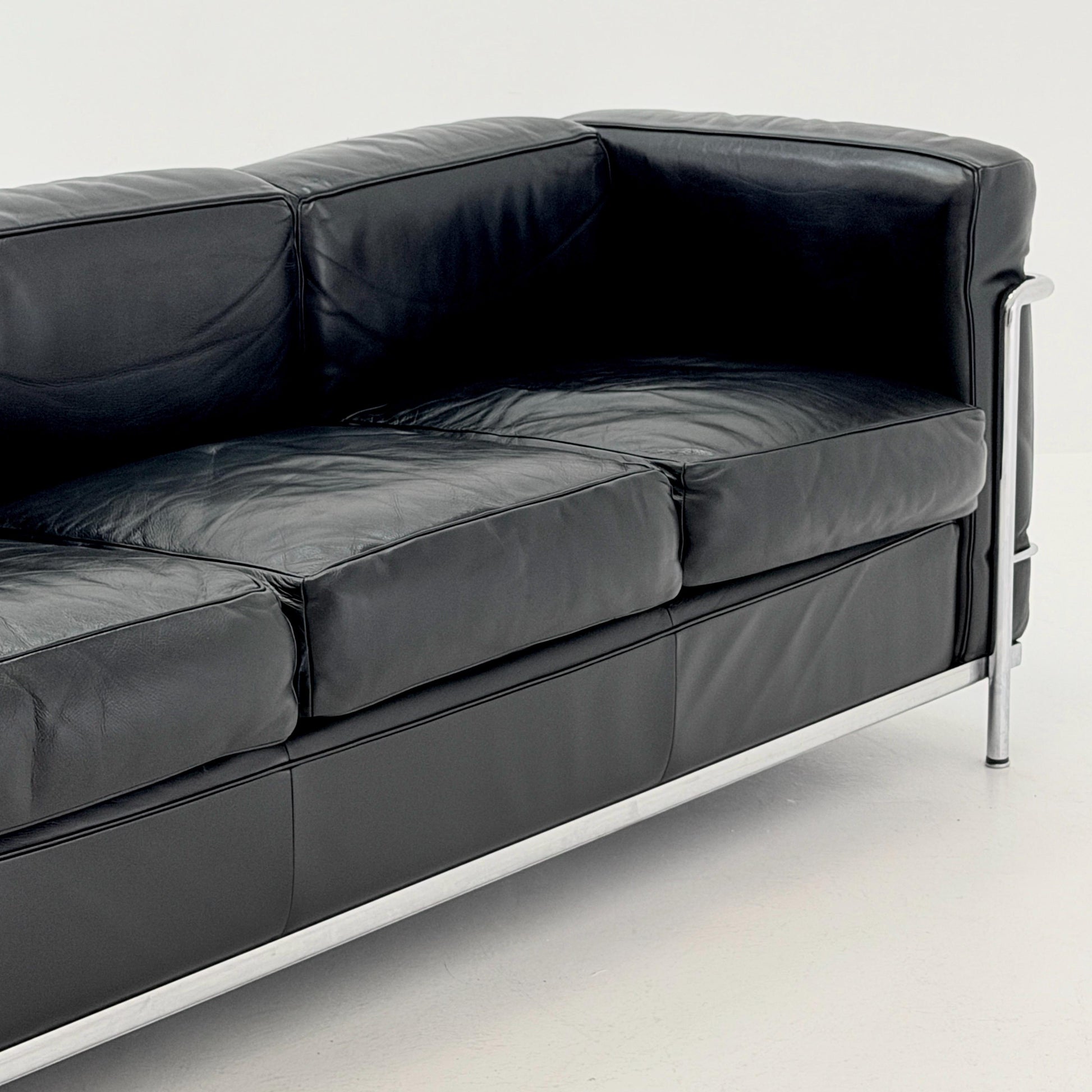 Mid century Bauhaus black leather LC2 3-Seat Sofa by Le Corbusier for Cassina, Italy 1980s