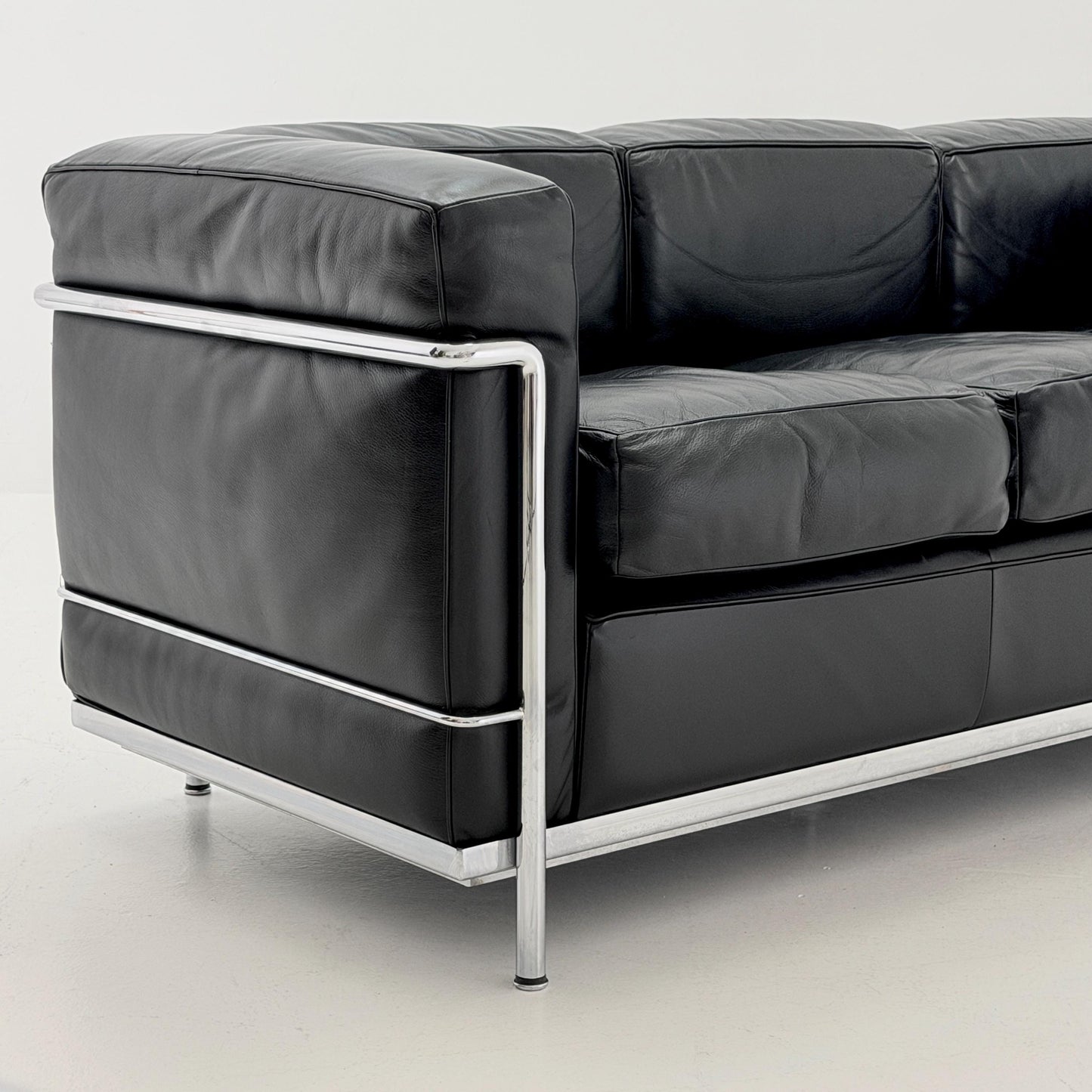 Mid century Bauhaus black leather LC2 3-Seat Sofa by Le Corbusier for Cassina, Italy 1980s