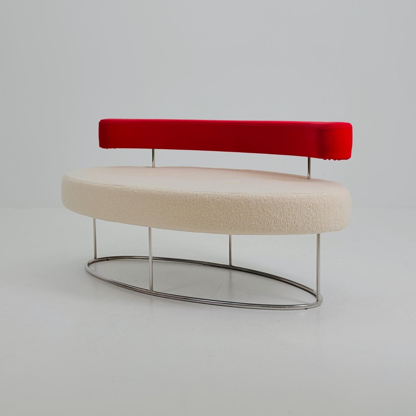 Rare Desalto Kidney Shape Sofa Italy 1990s | Postmodern Designer Lounge Bench | White Bouclé Teddy Fabric & Red Floating Backrest | Sculptur
