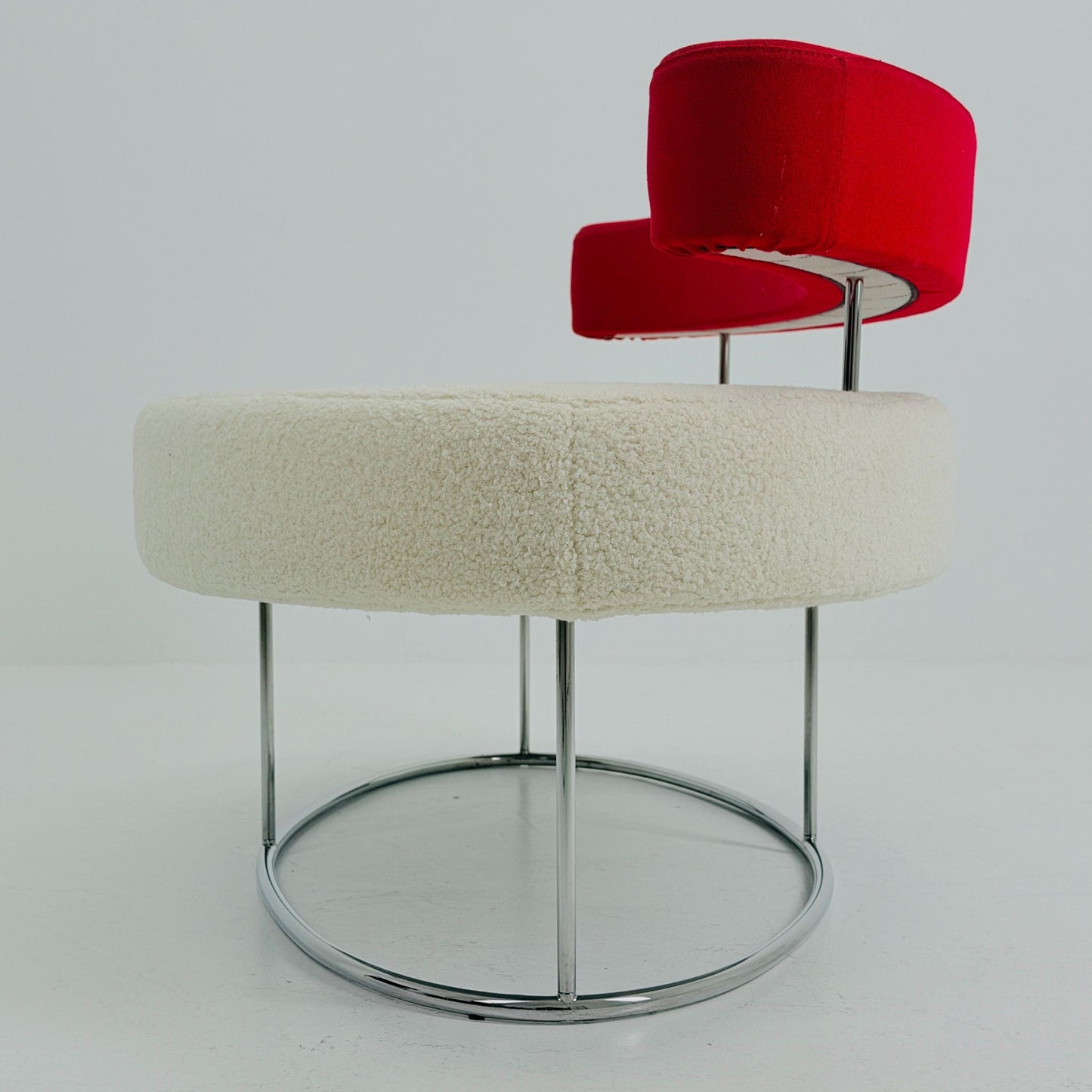 Rare Desalto Kidney Shape Sofa Italy 1990s | Postmodern Designer Lounge Bench | White Bouclé Teddy Fabric & Red Floating Backrest | Sculptur