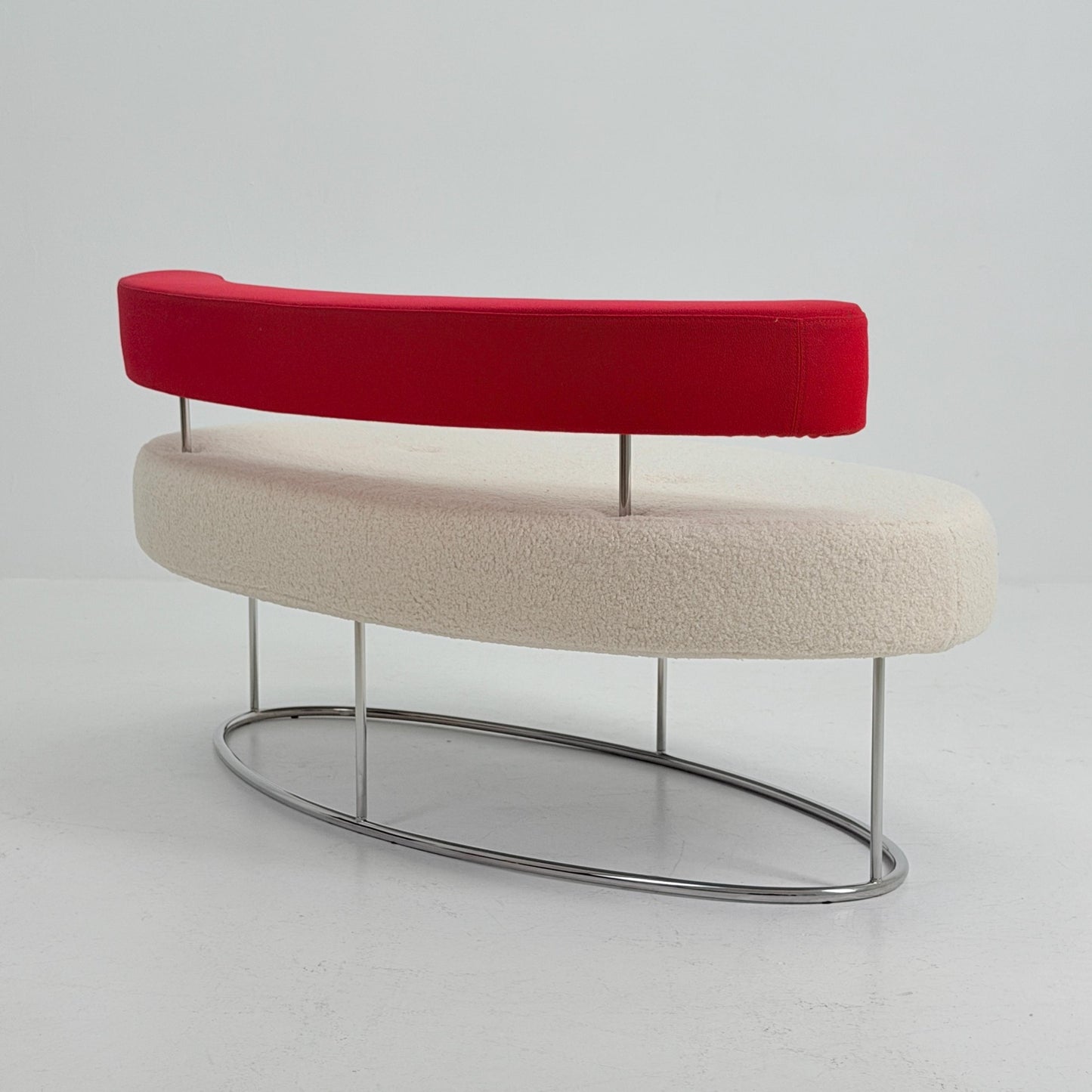 Rare Desalto Kidney Shape Sofa Italy 1990s | Postmodern Designer Lounge Bench | White Bouclé Teddy Fabric & Red Floating Backrest | Sculptur