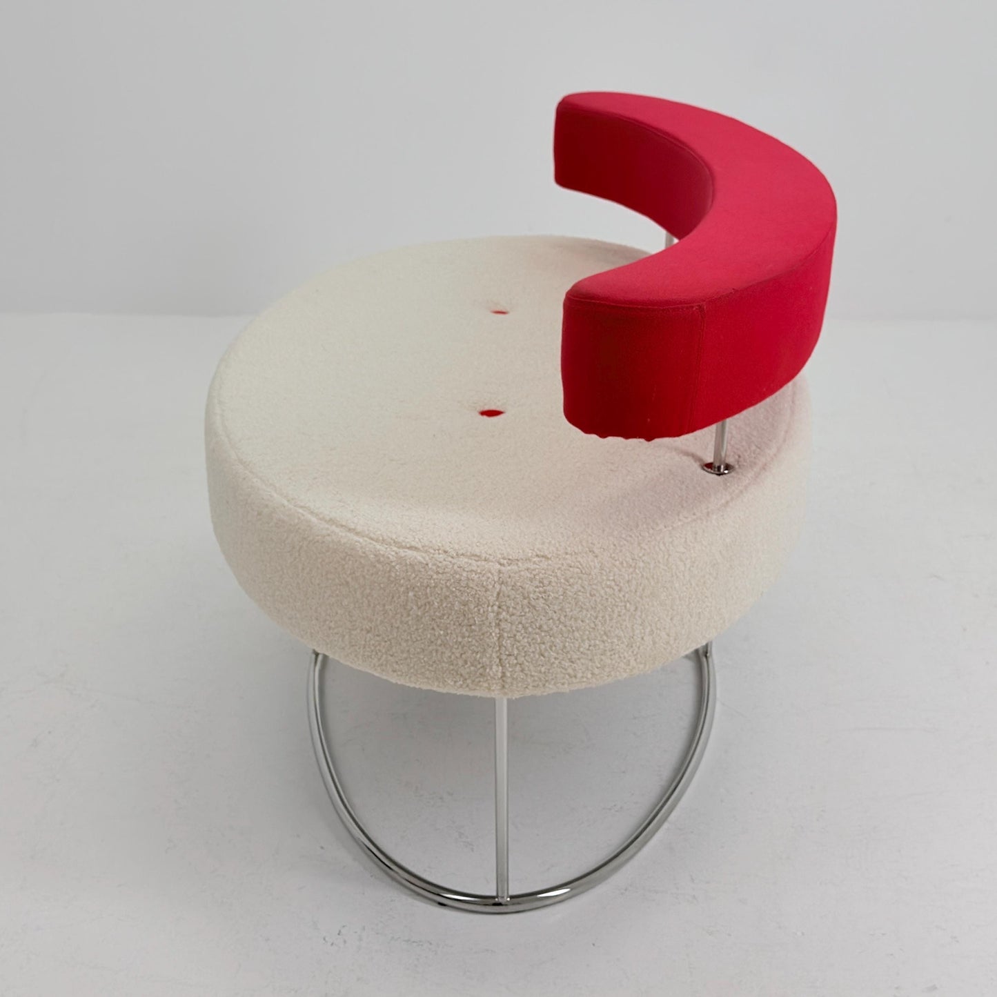Rare Desalto Kidney Shape Sofa Italy 1990s | Postmodern Designer Lounge Bench | White Bouclé Teddy Fabric & Red Floating Backrest | Sculptur