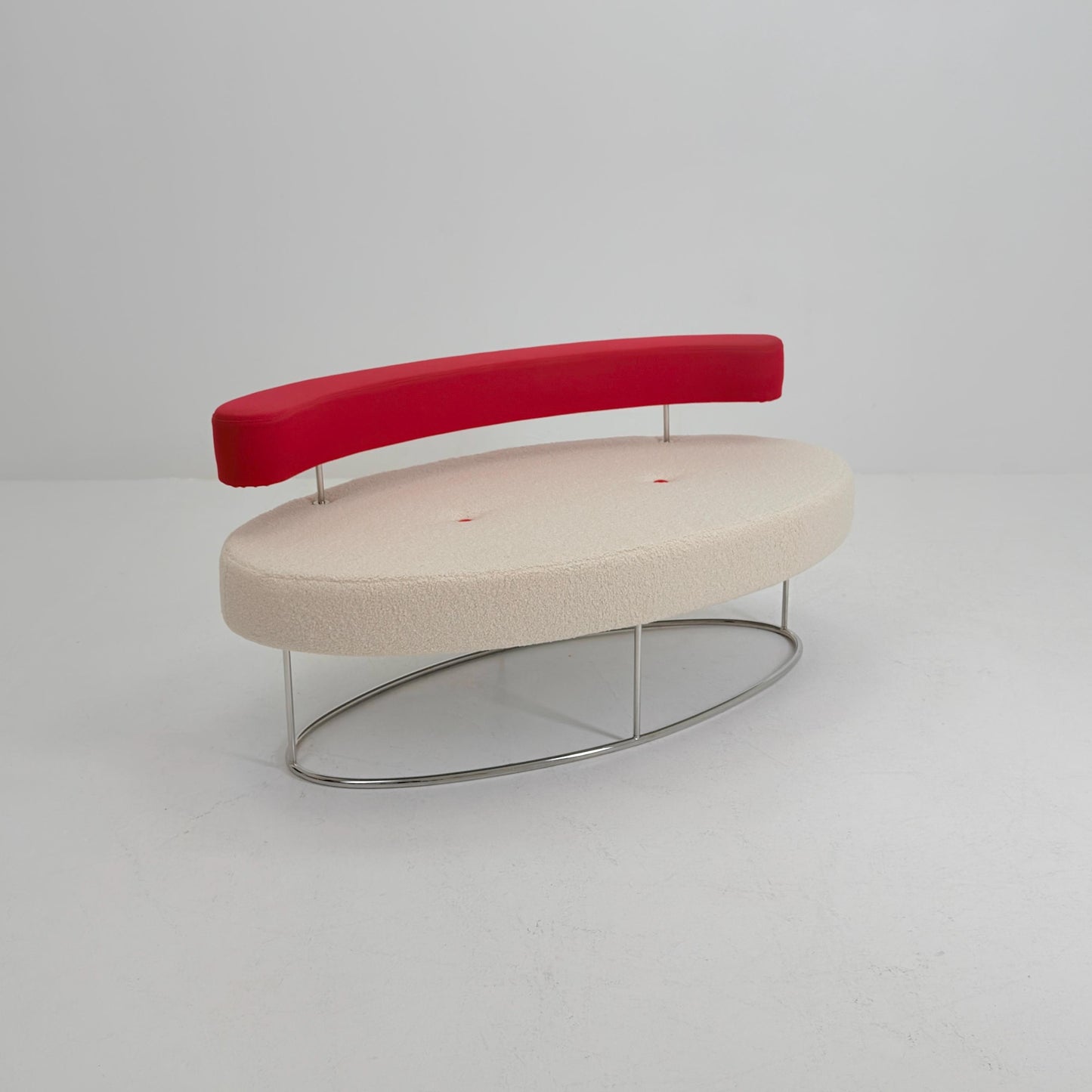 Rare Desalto Kidney Shape Sofa Italy 1990s | Postmodern Designer Lounge Bench | White Bouclé Teddy Fabric & Red Floating Backrest | Sculptur