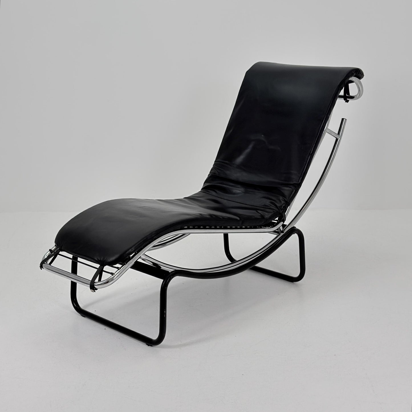 Mid Century Modern style of LC4 Chaise Lounge in Black – Design by Le Corbusier, Charlotte Perriand - Pierre Jeanneret Italy
