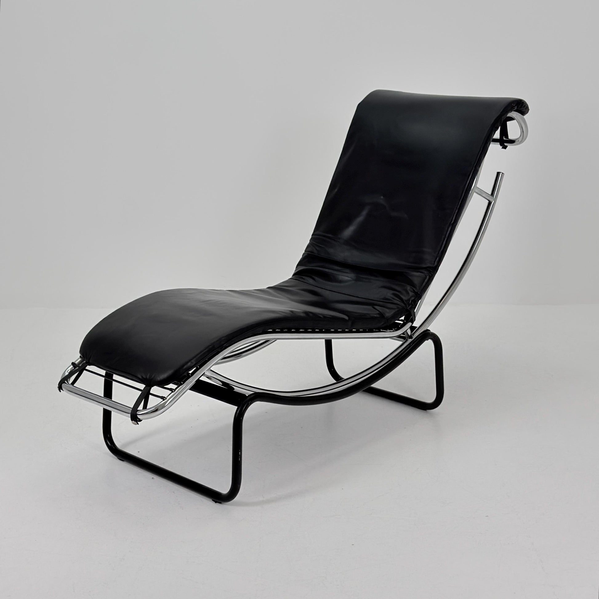 Mid Century Modern style of LC4 Chaise Lounge in Black – Design by Le Corbusier, Charlotte Perriand - Pierre Jeanneret Italy