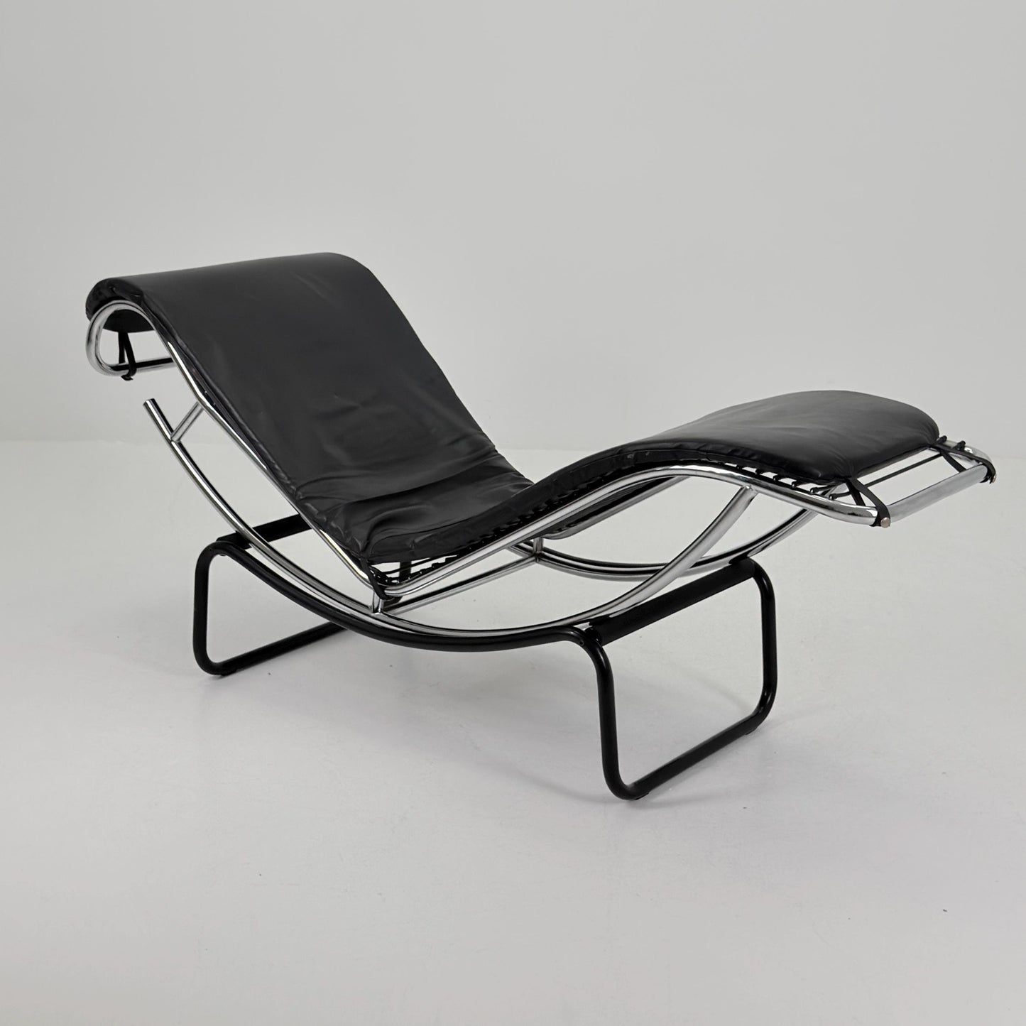 Mid Century Modern style of LC4 Chaise Lounge in Black – Design by Le Corbusier, Charlotte Perriand - Pierre Jeanneret Italy