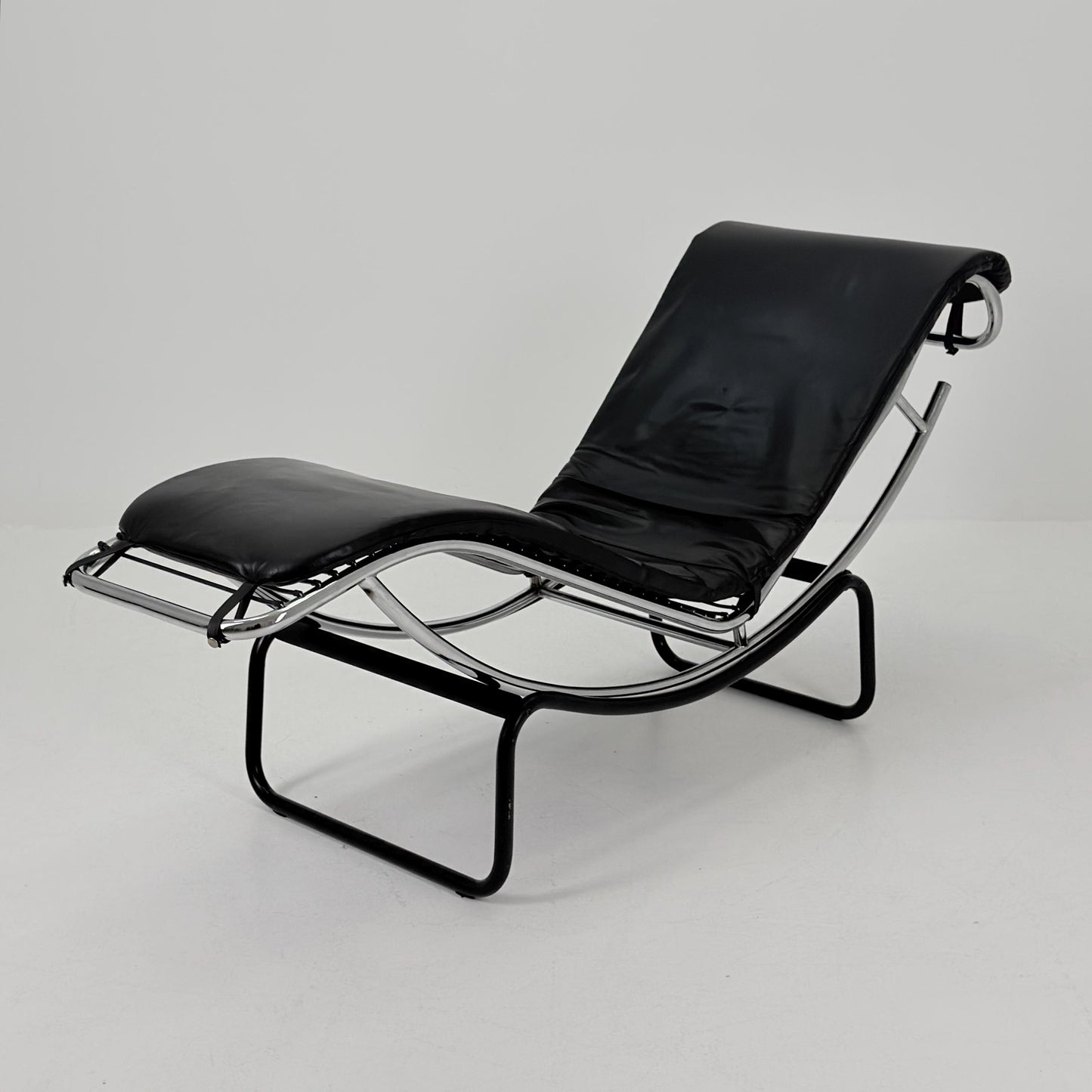 Mid Century Modern style of LC4 Chaise Lounge in Black – Design by Le Corbusier, Charlotte Perriand - Pierre Jeanneret Italy