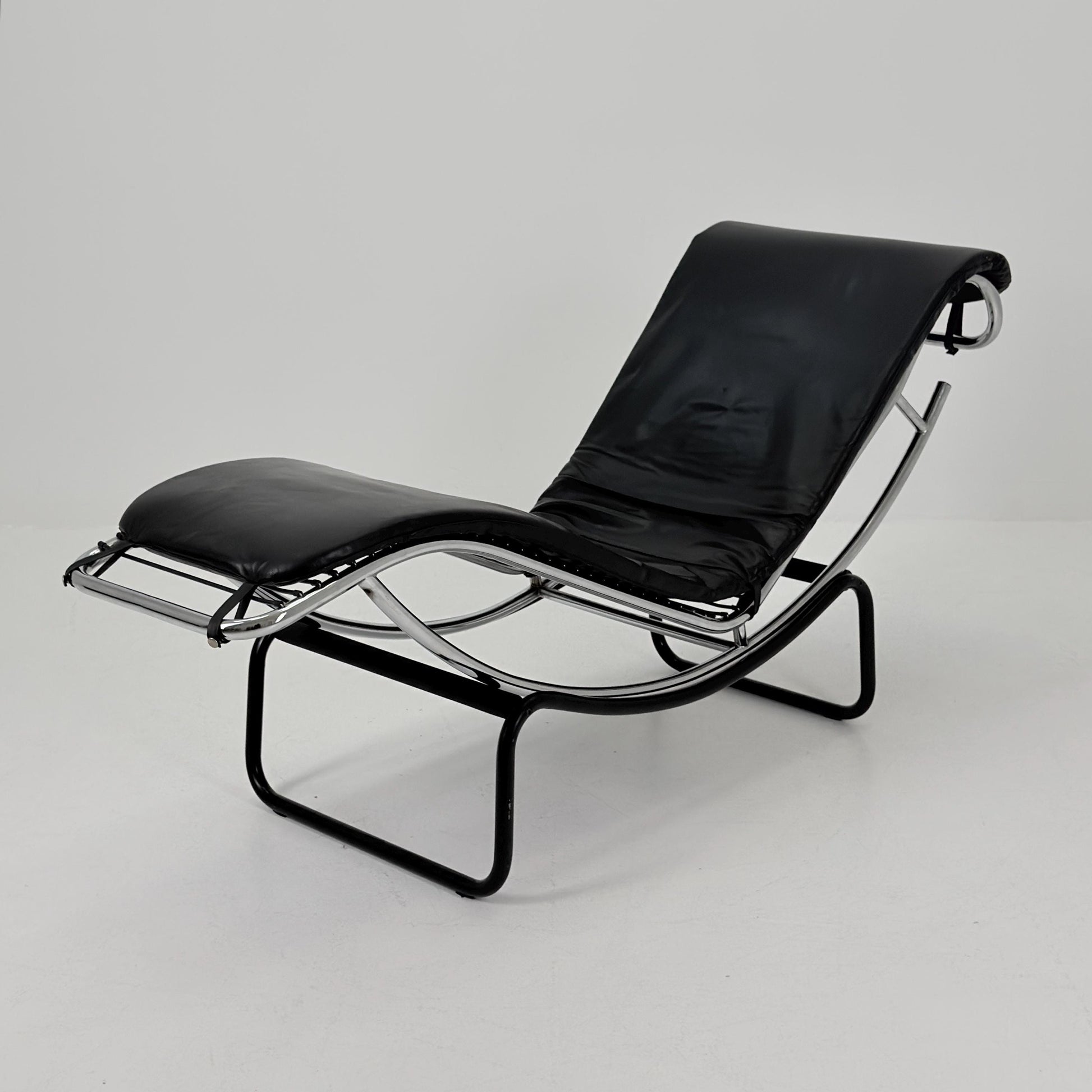 Mid Century Modern style of LC4 Chaise Lounge in Black – Design by Le Corbusier, Charlotte Perriand - Pierre Jeanneret Italy