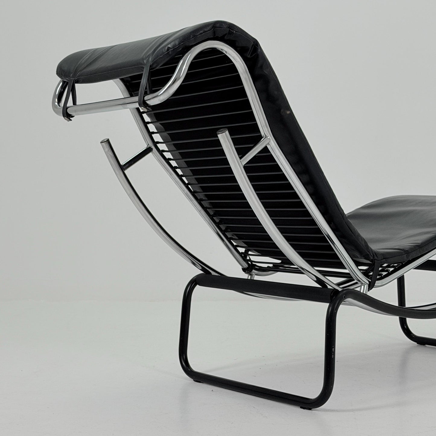 Mid Century Modern style of LC4 Chaise Lounge in Black – Design by Le Corbusier, Charlotte Perriand - Pierre Jeanneret Italy