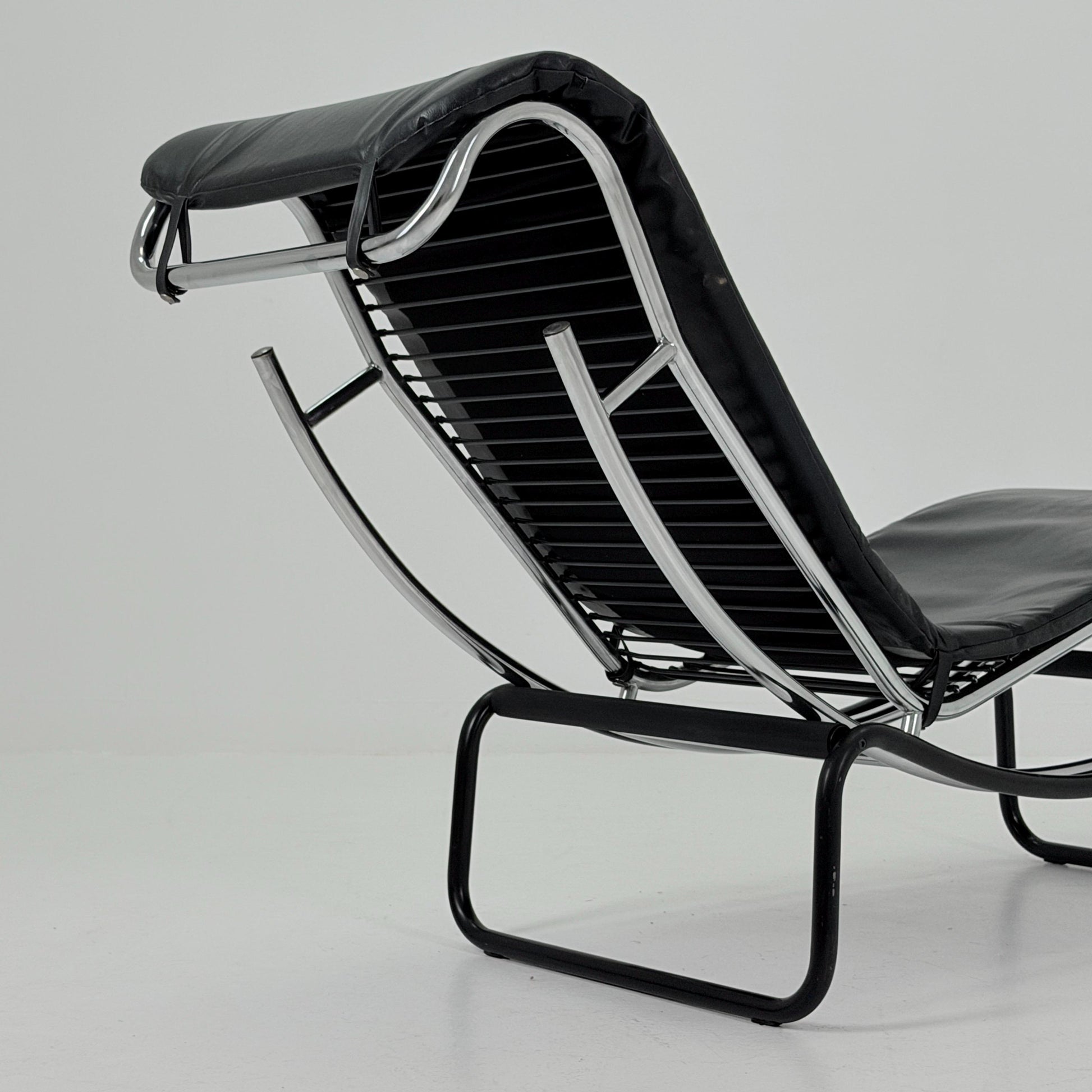 Mid Century Modern style of LC4 Chaise Lounge in Black – Design by Le Corbusier, Charlotte Perriand - Pierre Jeanneret Italy