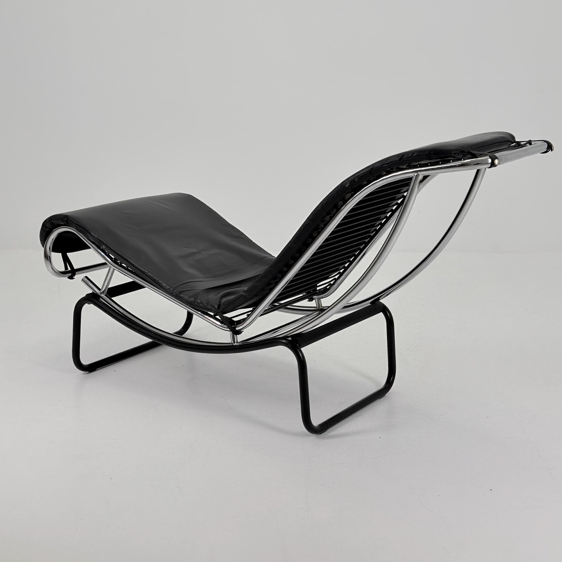 Mid Century Modern style of LC4 Chaise Lounge in Black – Design by Le Corbusier, Charlotte Perriand - Pierre Jeanneret Italy