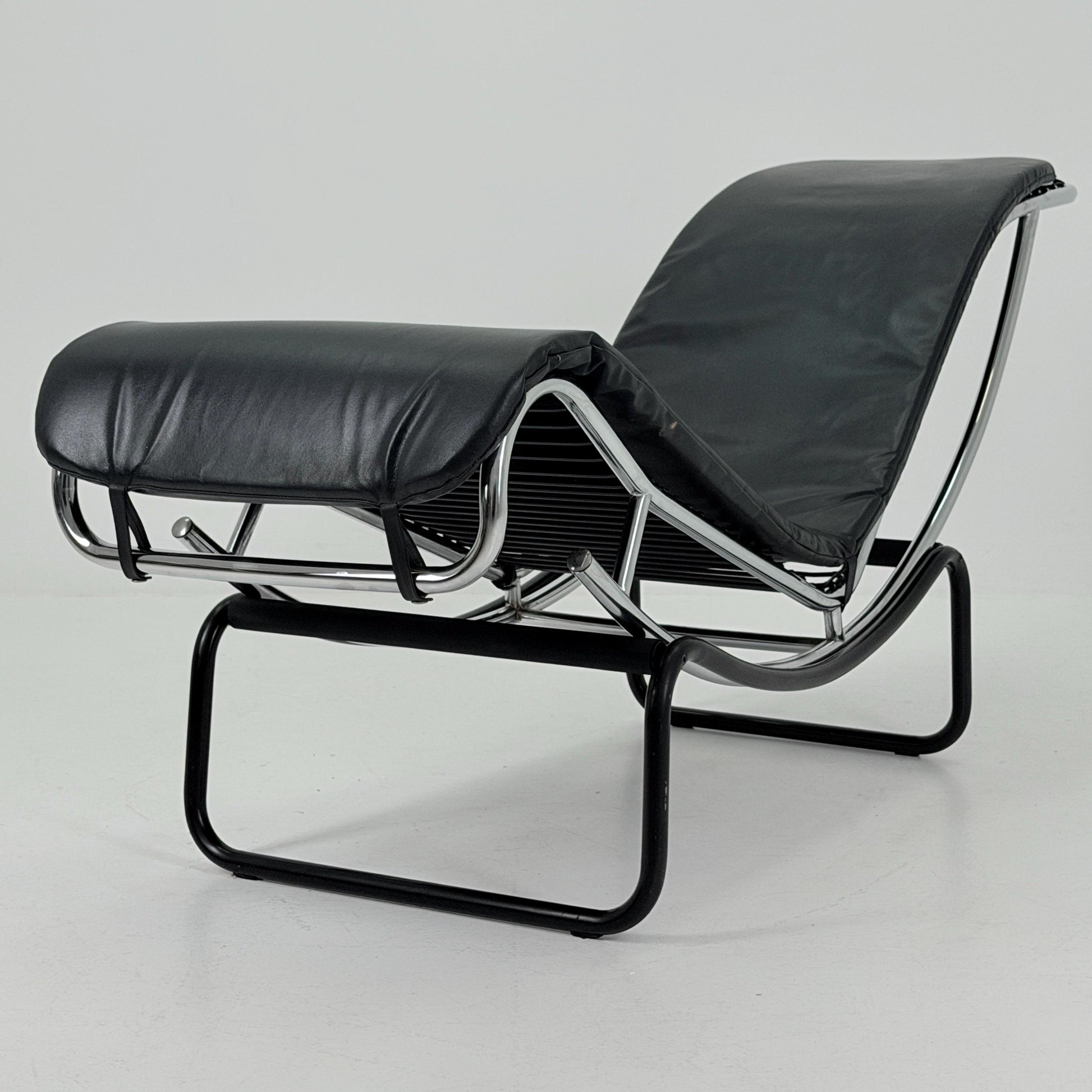 Mid Century Modern style of LC4 Chaise Lounge in Black – Design by Le Corbusier, Charlotte Perriand - Pierre Jeanneret Italy