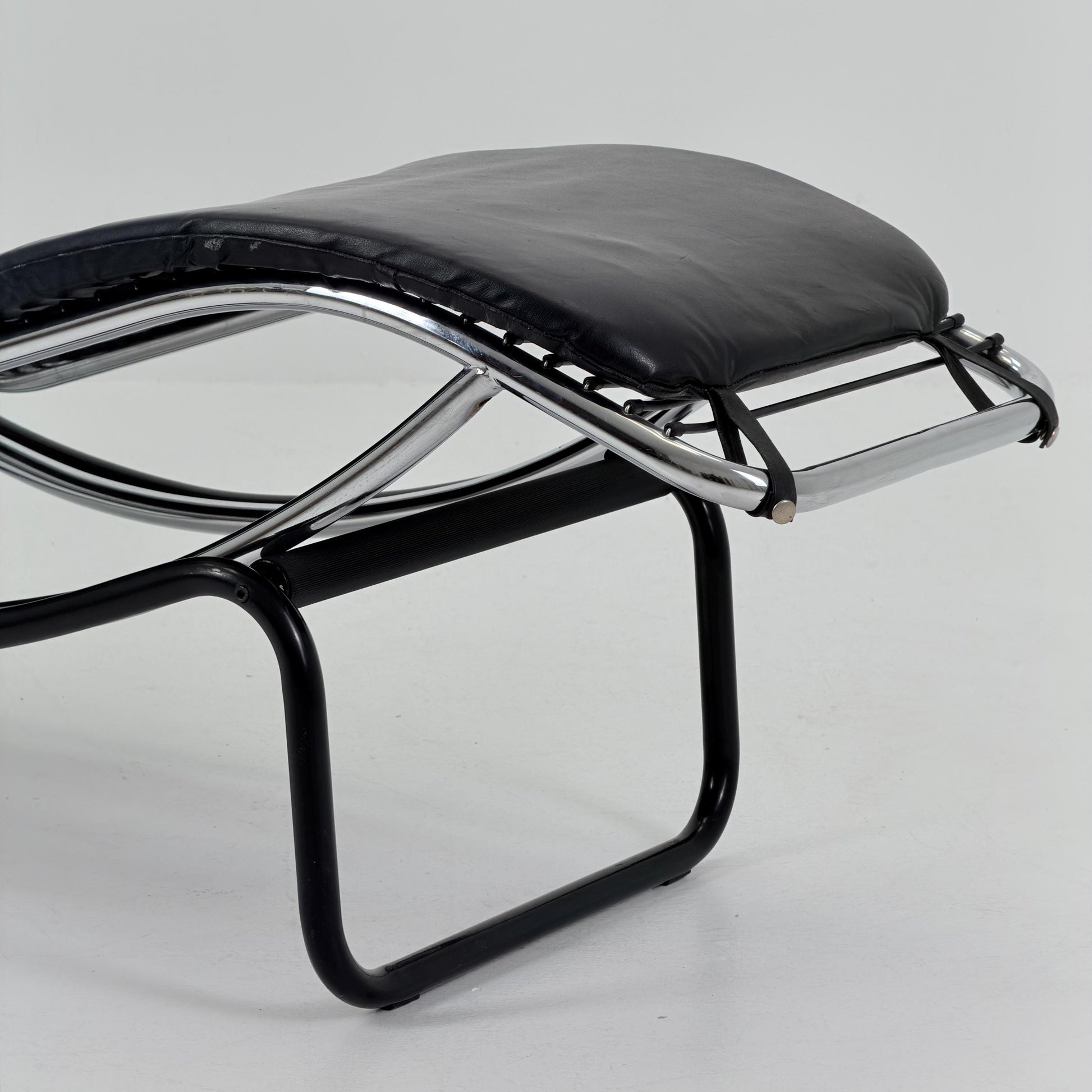 Mid Century Modern style of LC4 Chaise Lounge in Black – Design by Le Corbusier, Charlotte Perriand - Pierre Jeanneret Italy