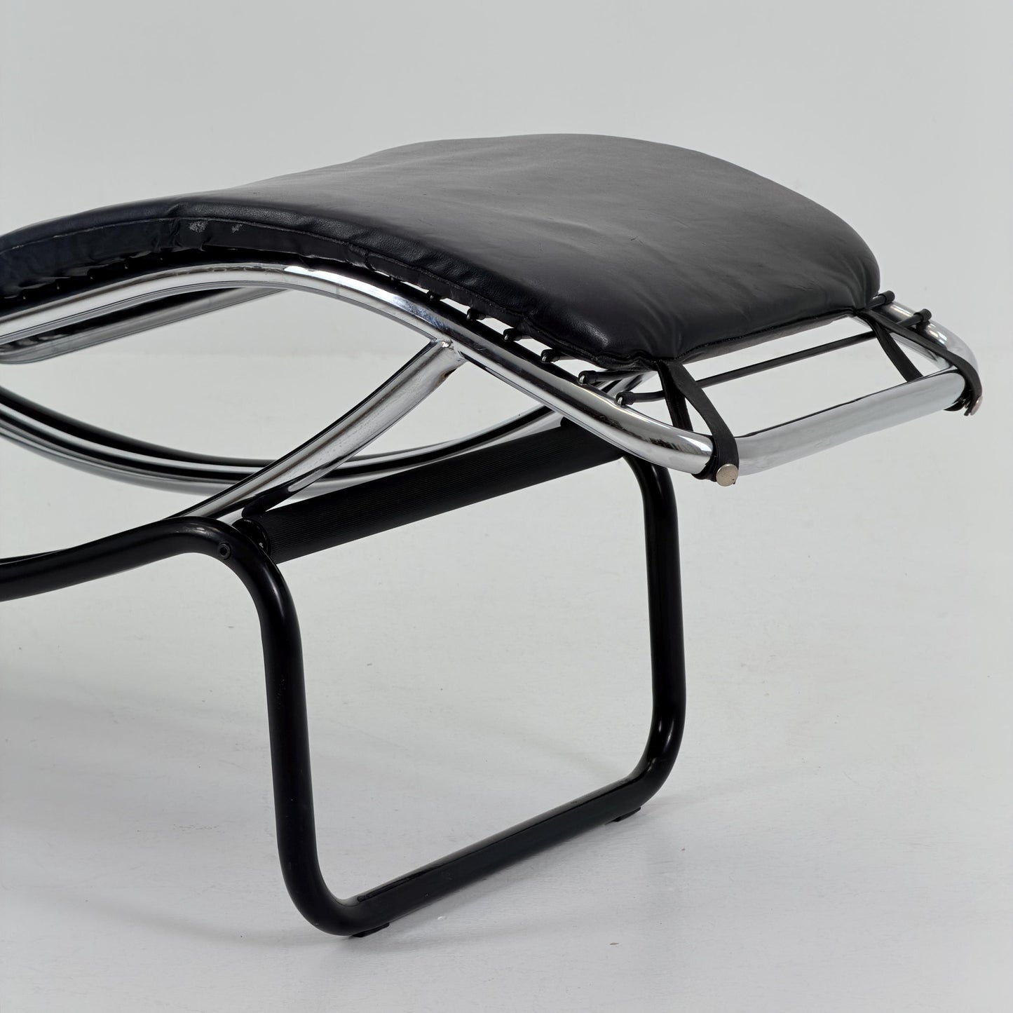 Mid Century Modern style of LC4 Chaise Lounge in Black – Design by Le Corbusier, Charlotte Perriand - Pierre Jeanneret Italy