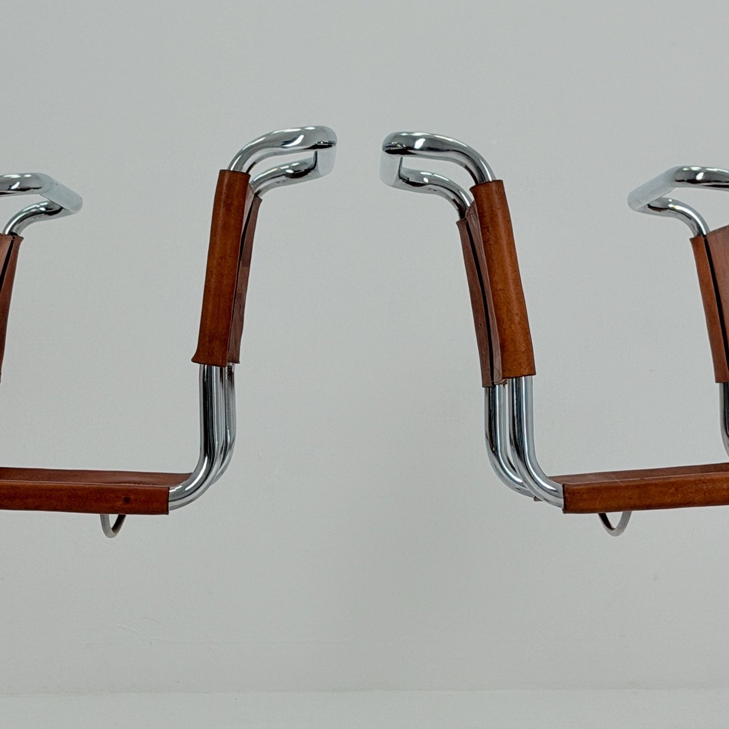 Set of 4 Mid-Century MR10 Cantilever Chairs by Ludwig Mies van der Rohe – Cognac Leather – Italy, 1980s
