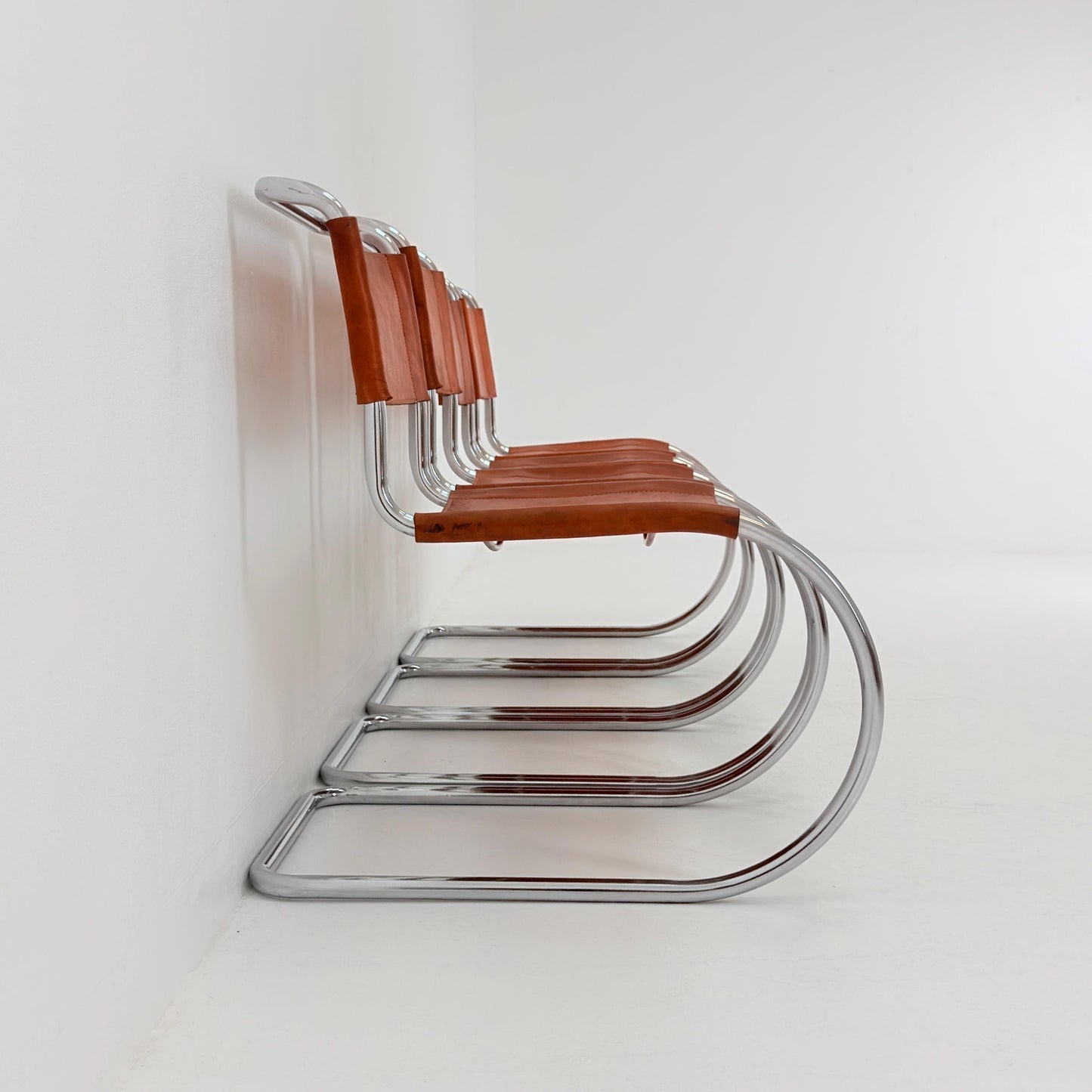 Set of 4 Mid-Century MR10 Cantilever Chairs by Ludwig Mies van der Rohe – Cognac Leather – Italy, 1980s