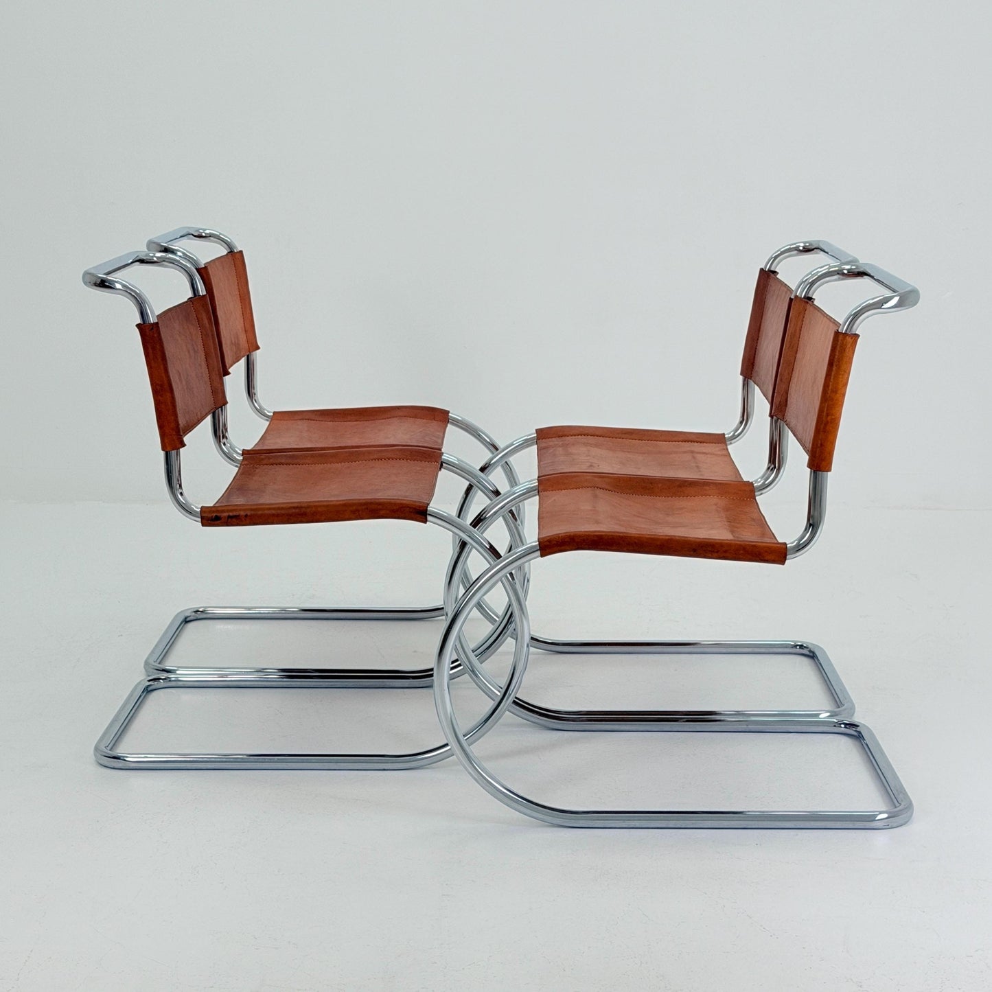Set of 4 Mid-Century MR10 Cantilever Chairs by Ludwig Mies van der Rohe – Cognac Leather – Italy, 1980s