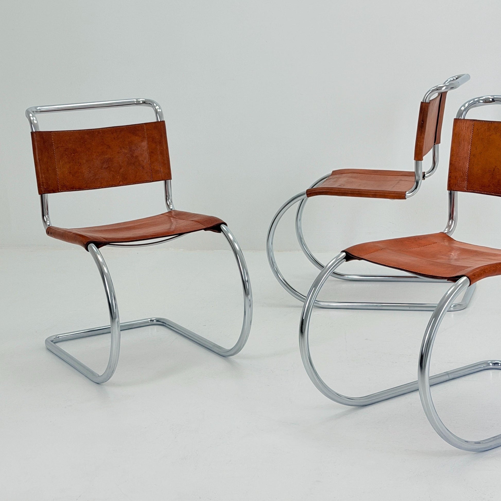 Set of 4 Mid-Century MR10 Cantilever Chairs by Ludwig Mies van der Rohe – Cognac Leather – Italy, 1980s