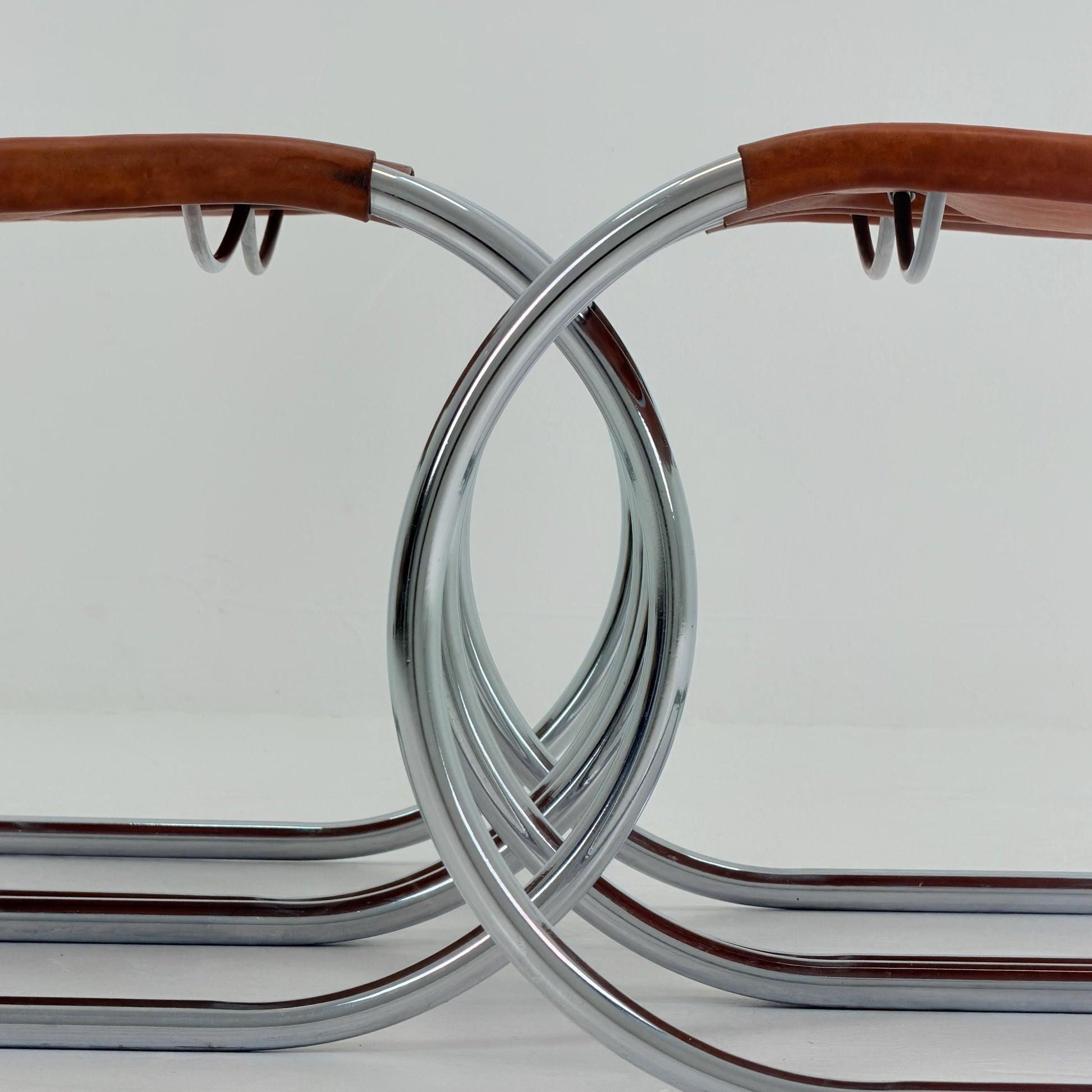 Set of 4 Mid-Century MR10 Cantilever Chairs by Ludwig Mies van der Rohe – Cognac Leather – Italy, 1980s