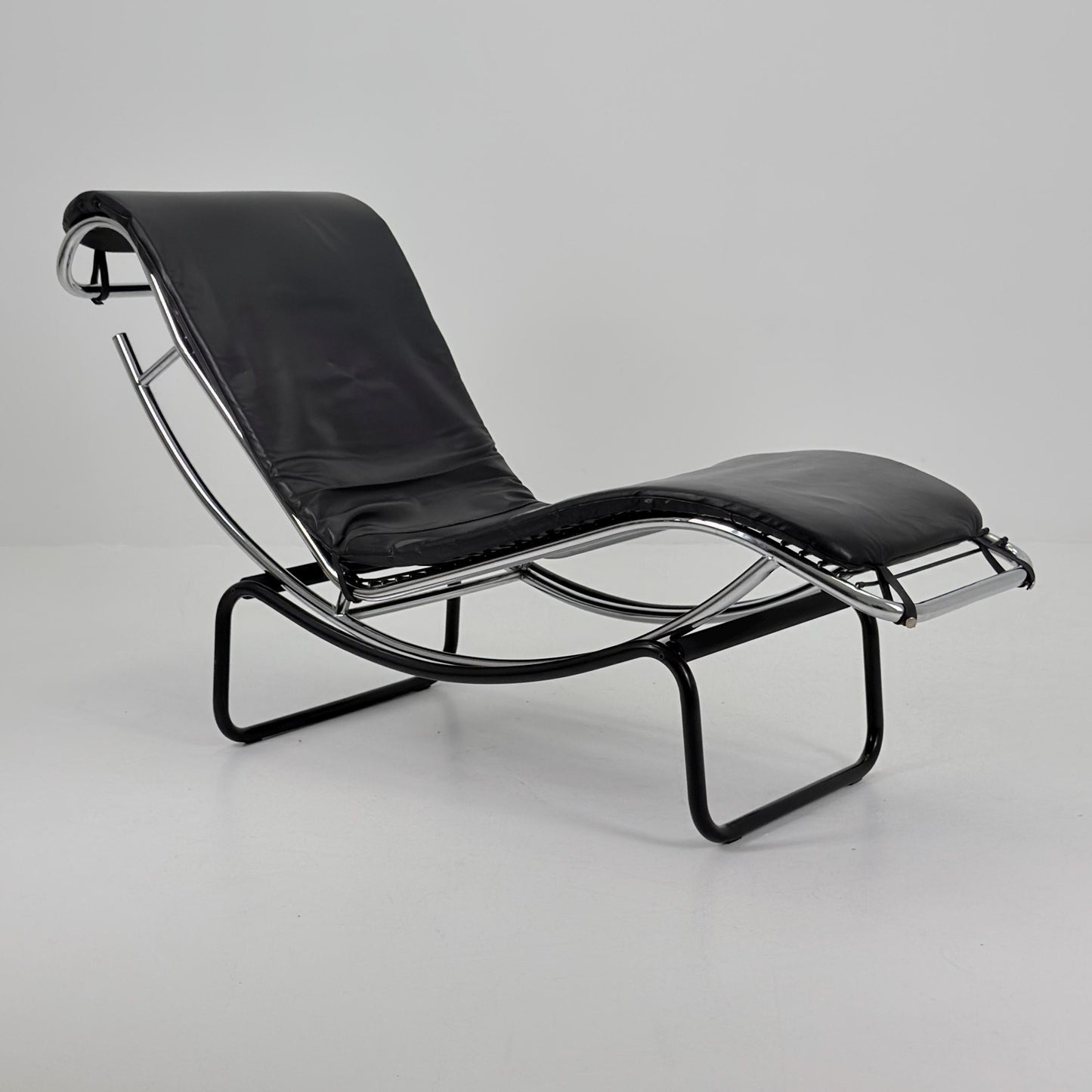 Mid Century Modern style of LC4 Chaise Lounge in Black – Design by Le Corbusier, Charlotte Perriand - Pierre Jeanneret Italy