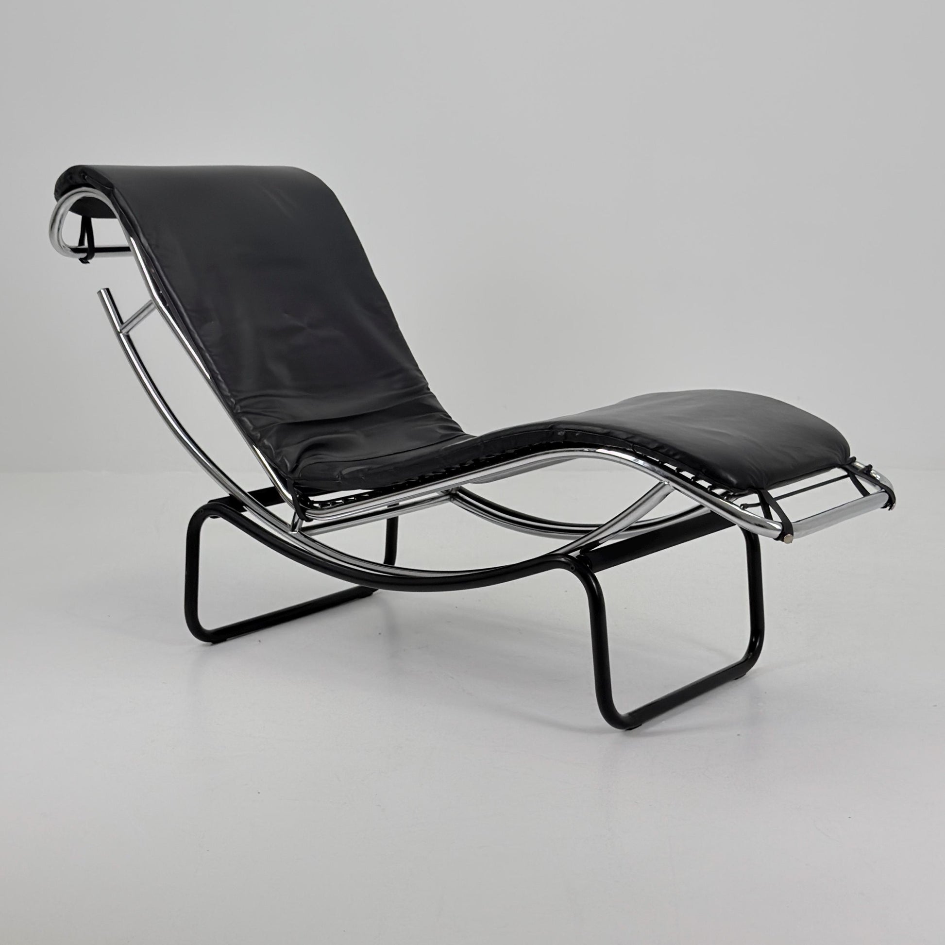 Mid Century Modern style of LC4 Chaise Lounge in Black – Design by Le Corbusier, Charlotte Perriand - Pierre Jeanneret Italy