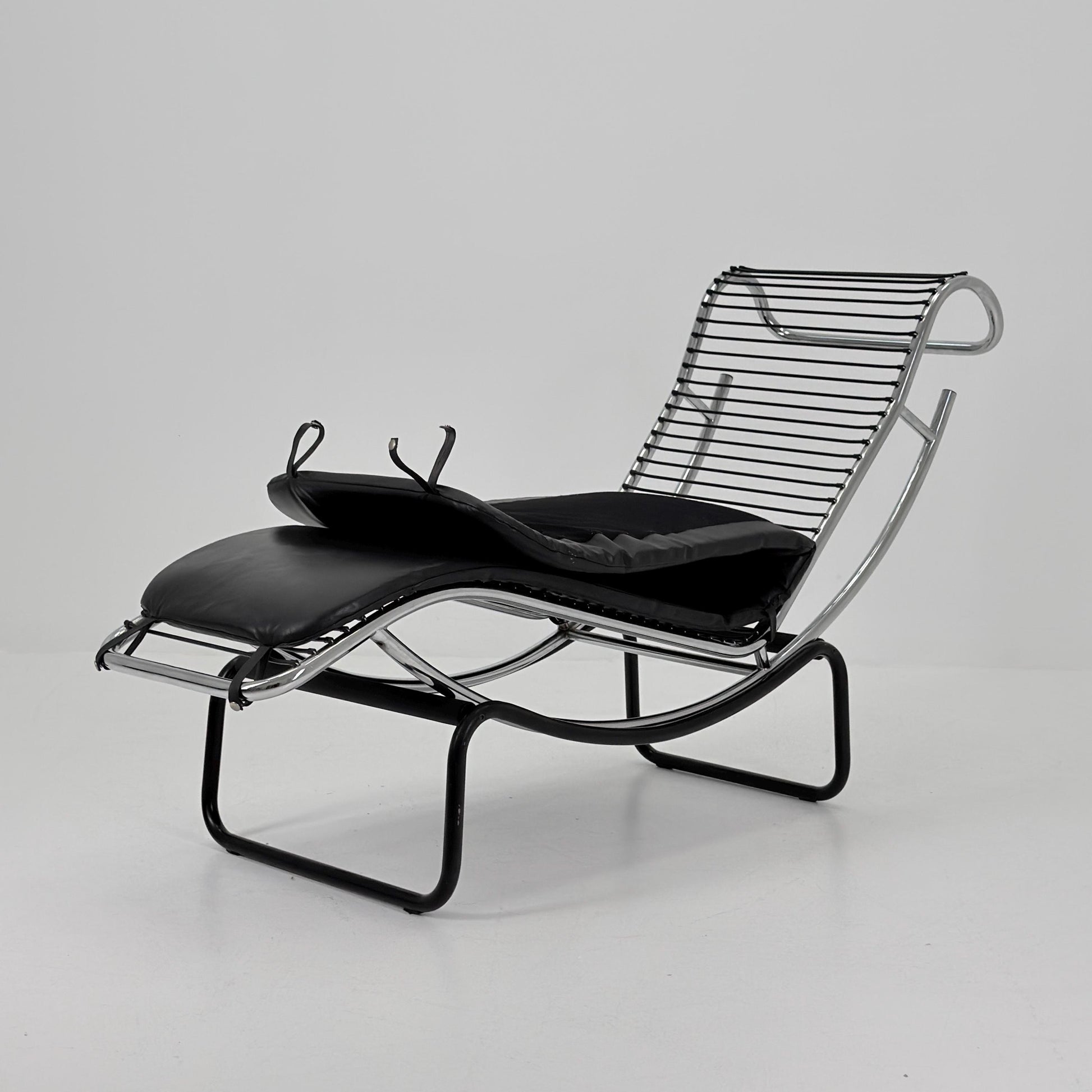 Mid Century Modern style of LC4 Chaise Lounge in Black – Design by Le Corbusier, Charlotte Perriand - Pierre Jeanneret Italy