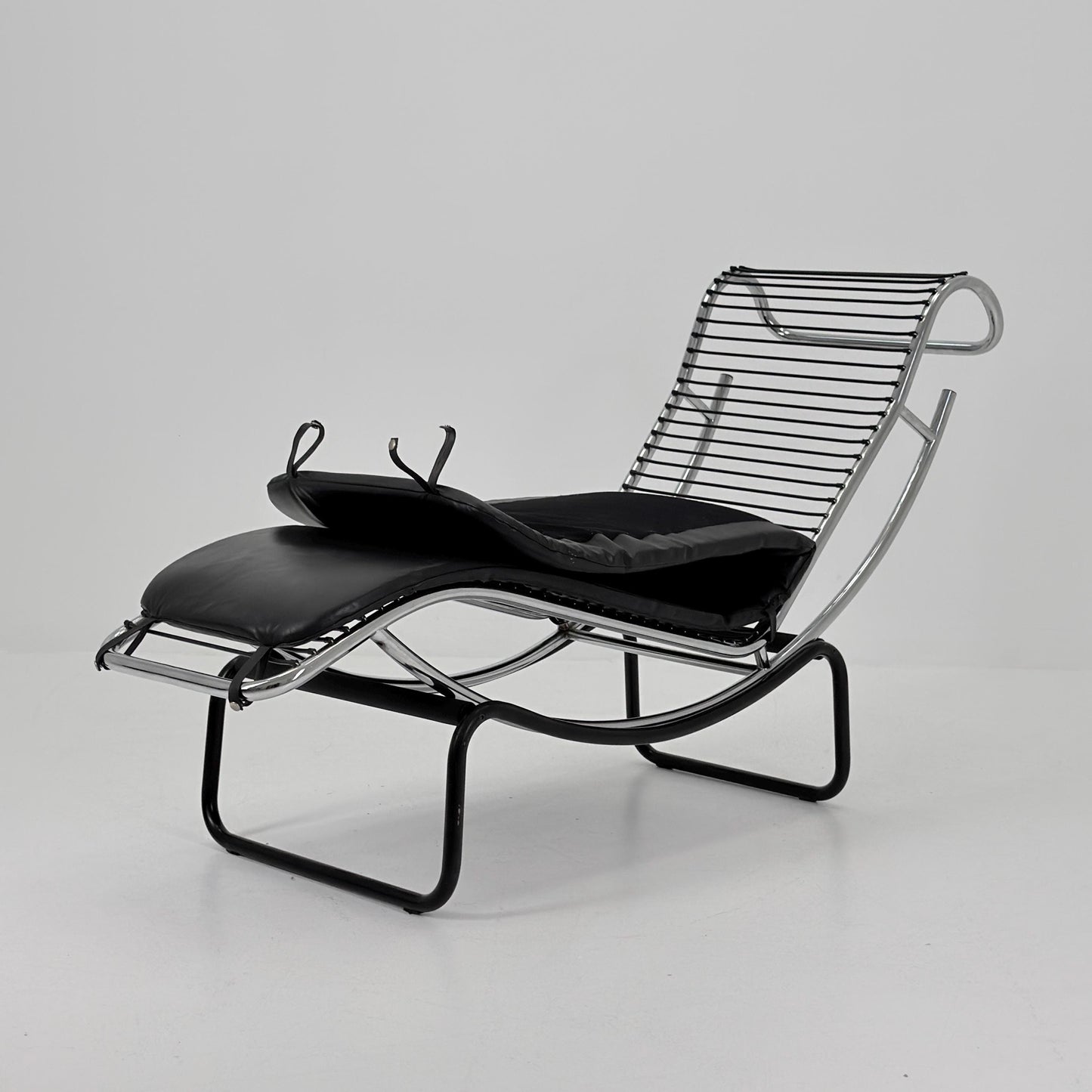 Mid Century Modern style of LC4 Chaise Lounge in Black – Design by Le Corbusier, Charlotte Perriand - Pierre Jeanneret Italy