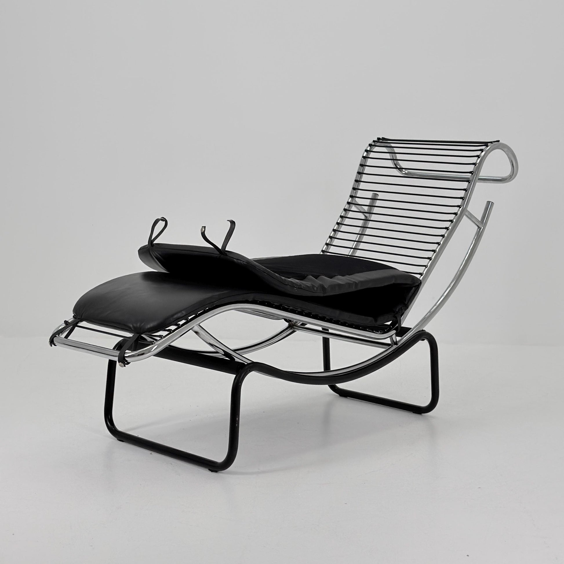 Mid Century Modern style of LC4 Chaise Lounge in Black – Design by Le Corbusier, Charlotte Perriand - Pierre Jeanneret Italy