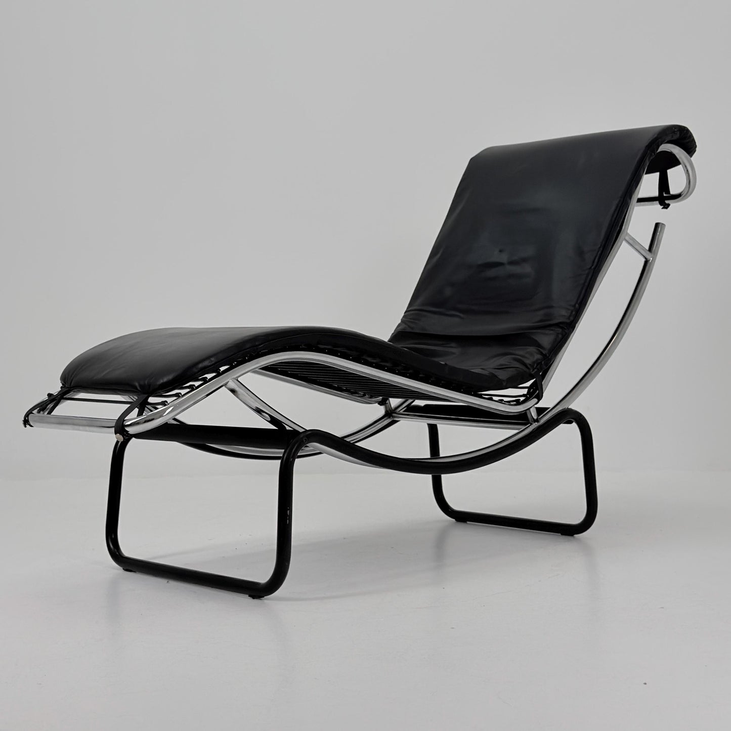 Mid Century Modern style of LC4 Chaise Lounge in Black – Design by Le Corbusier, Charlotte Perriand - Pierre Jeanneret Italy