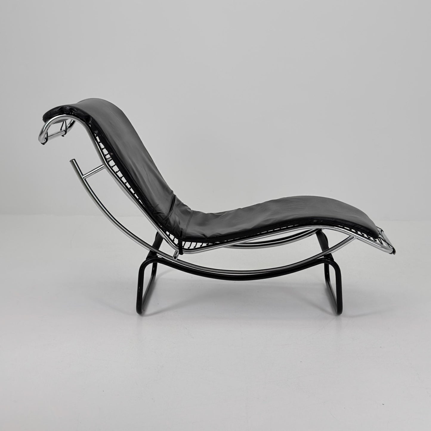 Mid Century Modern style of LC4 Chaise Lounge in Black – Design by Le Corbusier, Charlotte Perriand - Pierre Jeanneret Italy