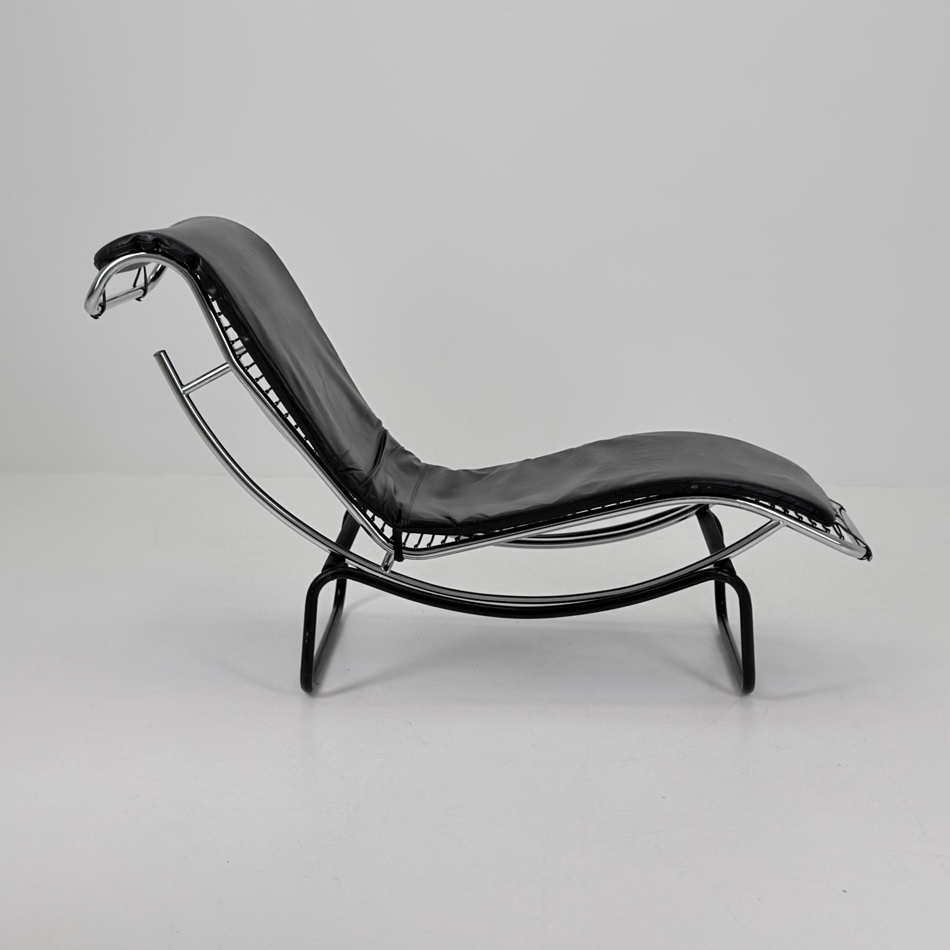 Mid Century Modern style of LC4 Chaise Lounge in Black – Design by Le Corbusier, Charlotte Perriand - Pierre Jeanneret Italy