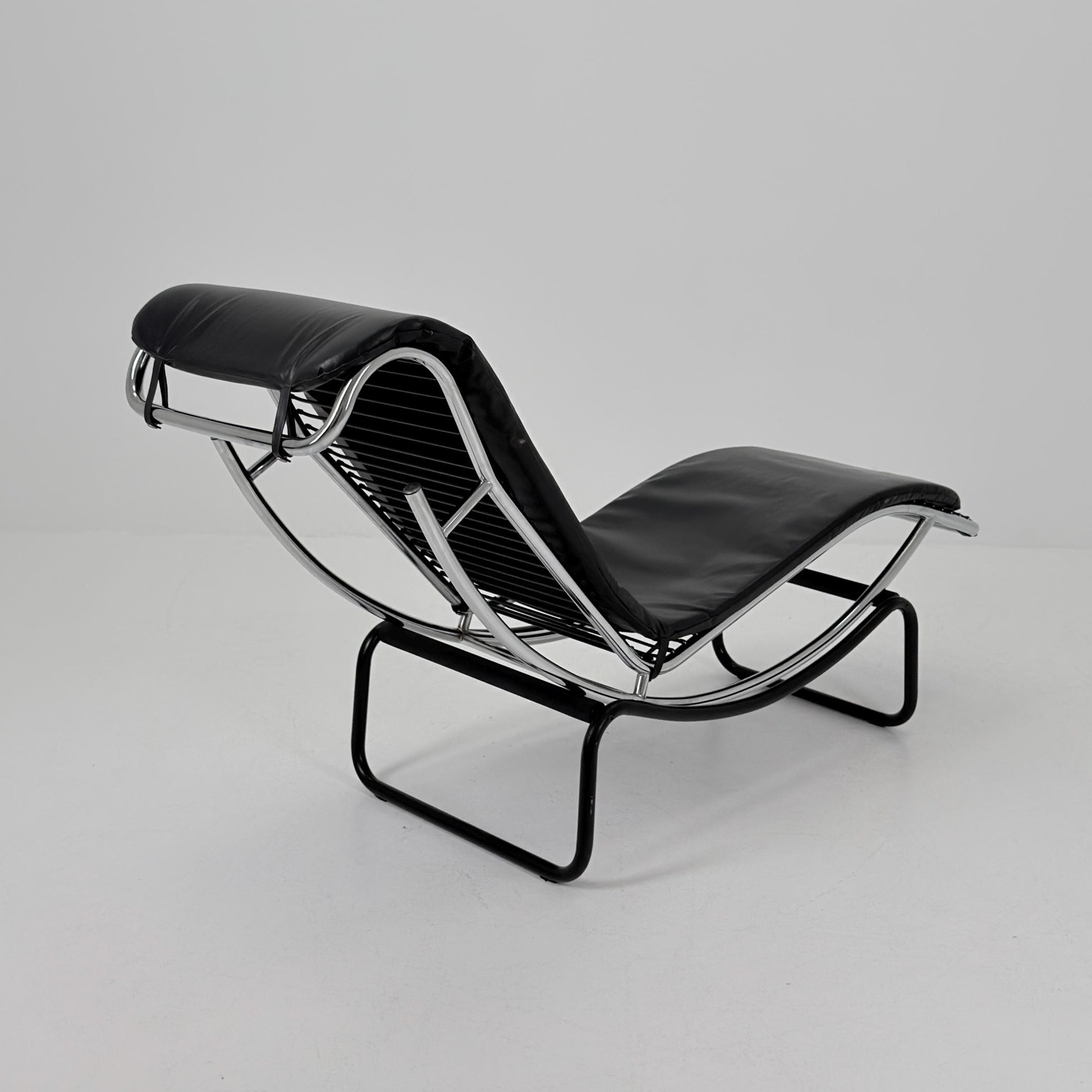 Mid Century Modern style of LC4 Chaise Lounge in Black – Design by Le Corbusier, Charlotte Perriand - Pierre Jeanneret Italy