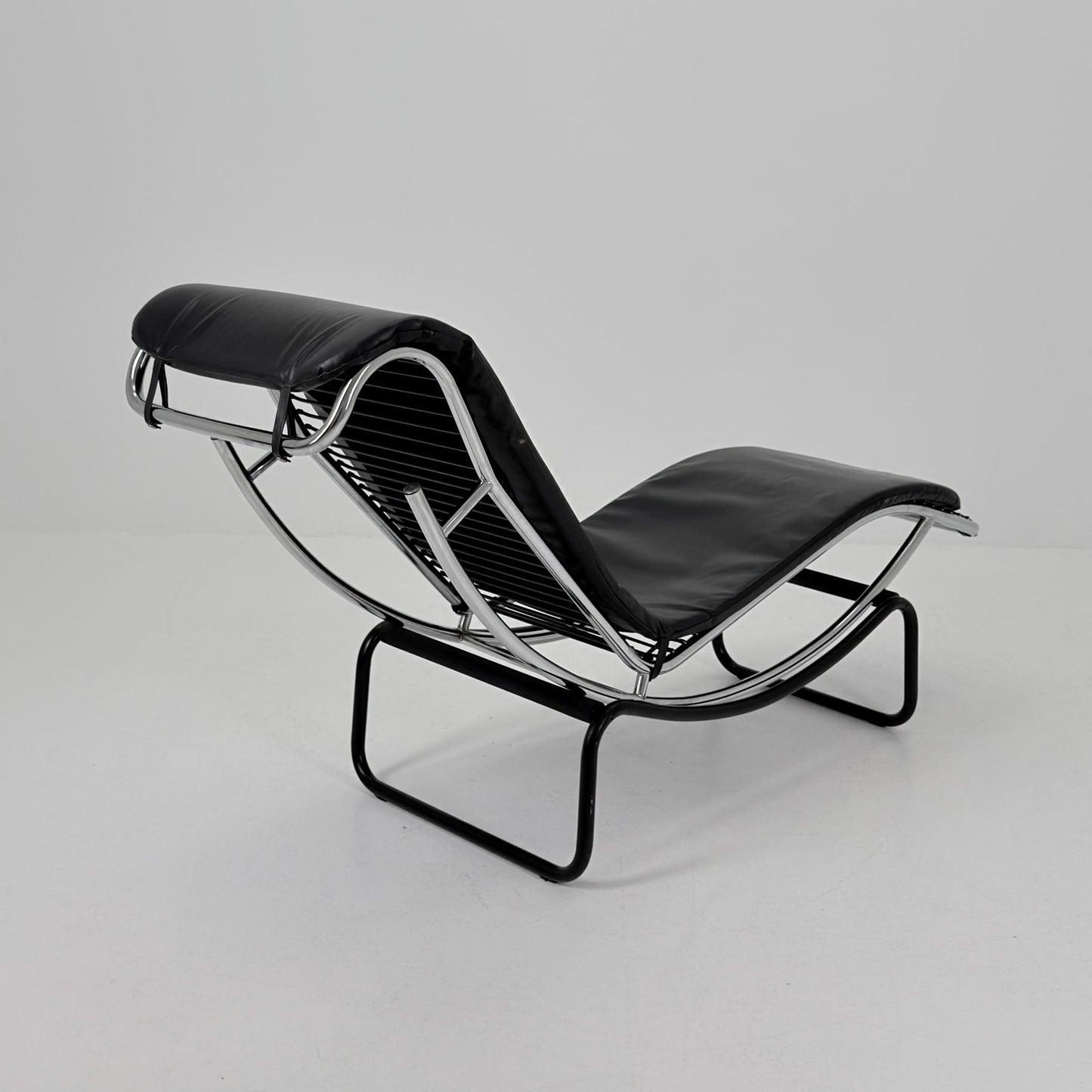 Mid Century Modern style of LC4 Chaise Lounge in Black – Design by Le Corbusier, Charlotte Perriand - Pierre Jeanneret Italy