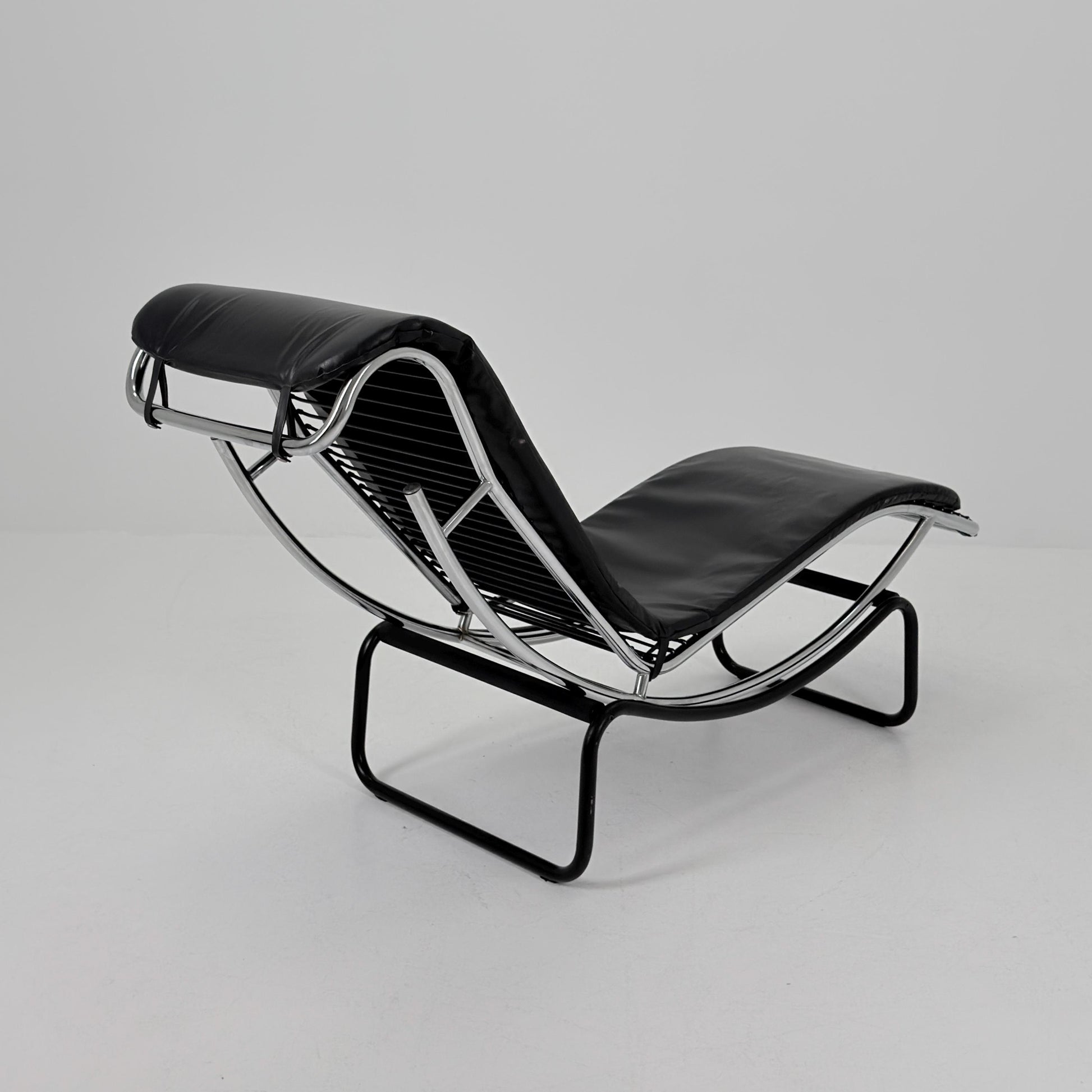 Mid Century Modern style of LC4 Chaise Lounge in Black – Design by Le Corbusier, Charlotte Perriand - Pierre Jeanneret Italy