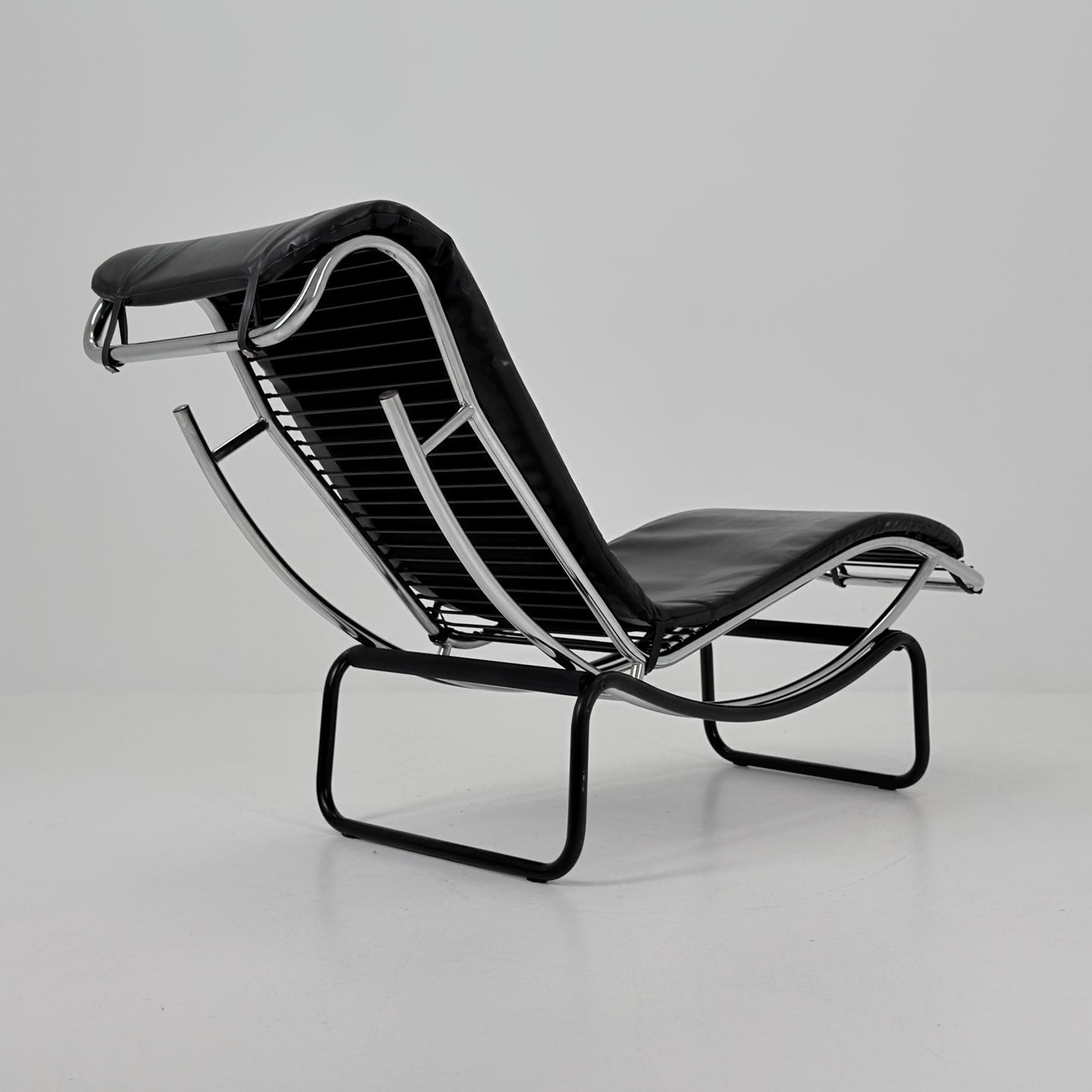 Mid Century Modern style of LC4 Chaise Lounge in Black – Design by Le Corbusier, Charlotte Perriand - Pierre Jeanneret Italy