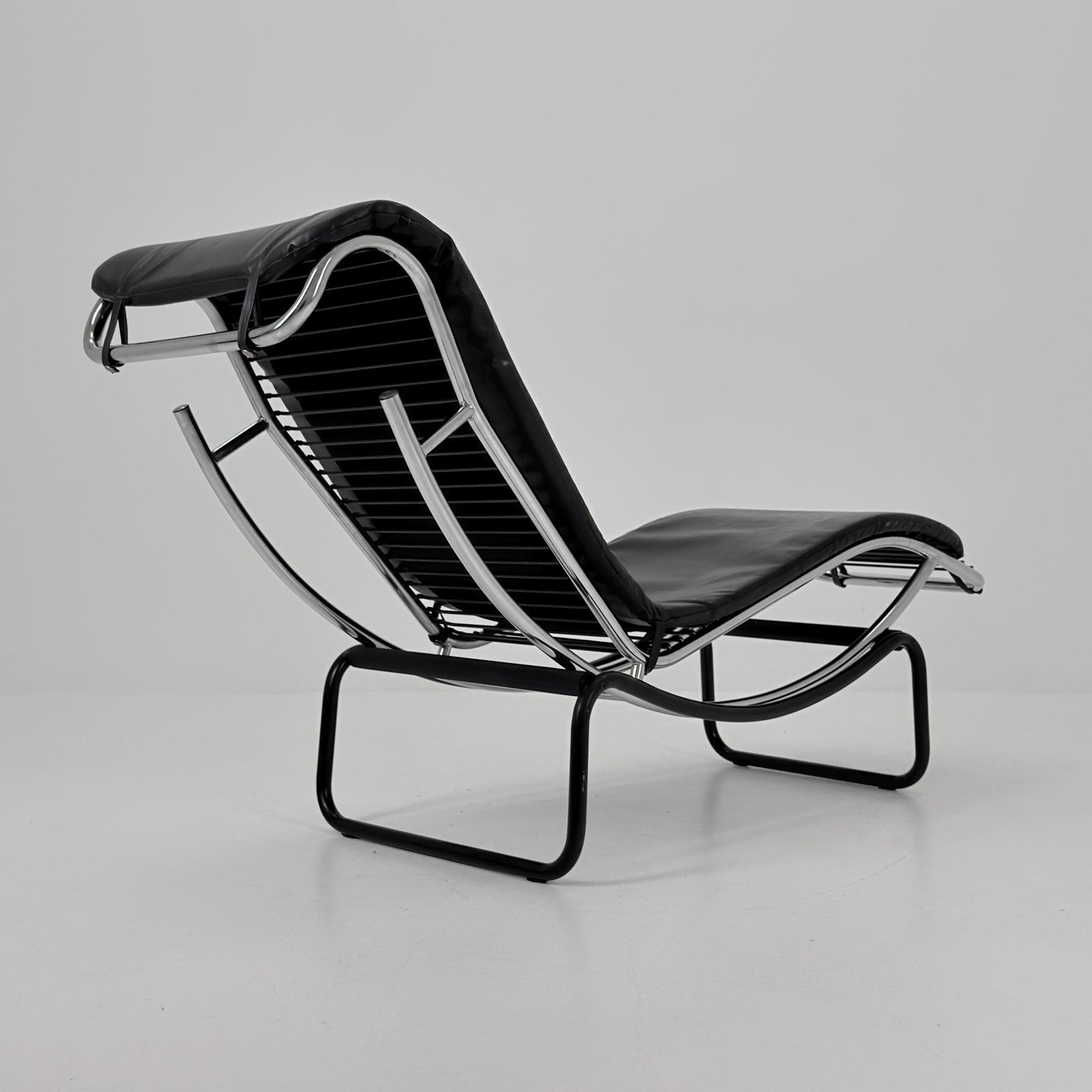 Mid Century Modern style of LC4 Chaise Lounge in Black – Design by Le Corbusier, Charlotte Perriand - Pierre Jeanneret Italy