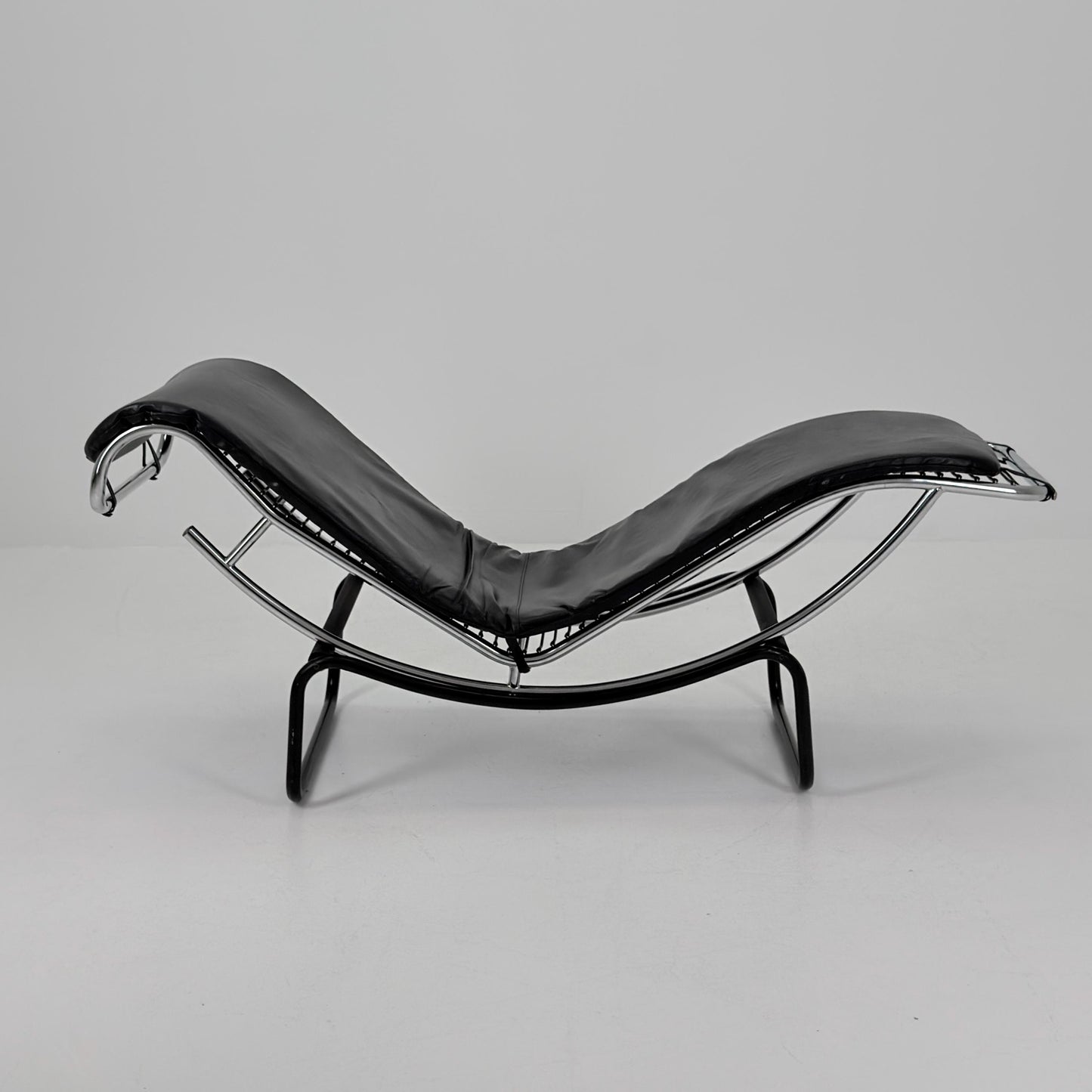 Mid Century Modern style of LC4 Chaise Lounge in Black – Design by Le Corbusier, Charlotte Perriand - Pierre Jeanneret Italy