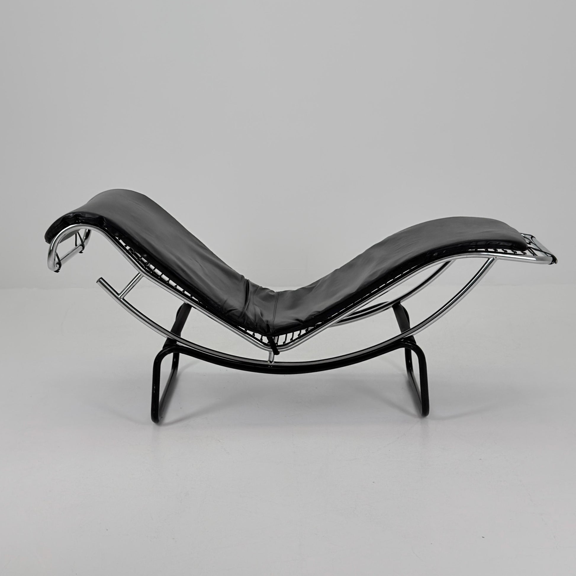 Mid Century Modern style of LC4 Chaise Lounge in Black – Design by Le Corbusier, Charlotte Perriand - Pierre Jeanneret Italy