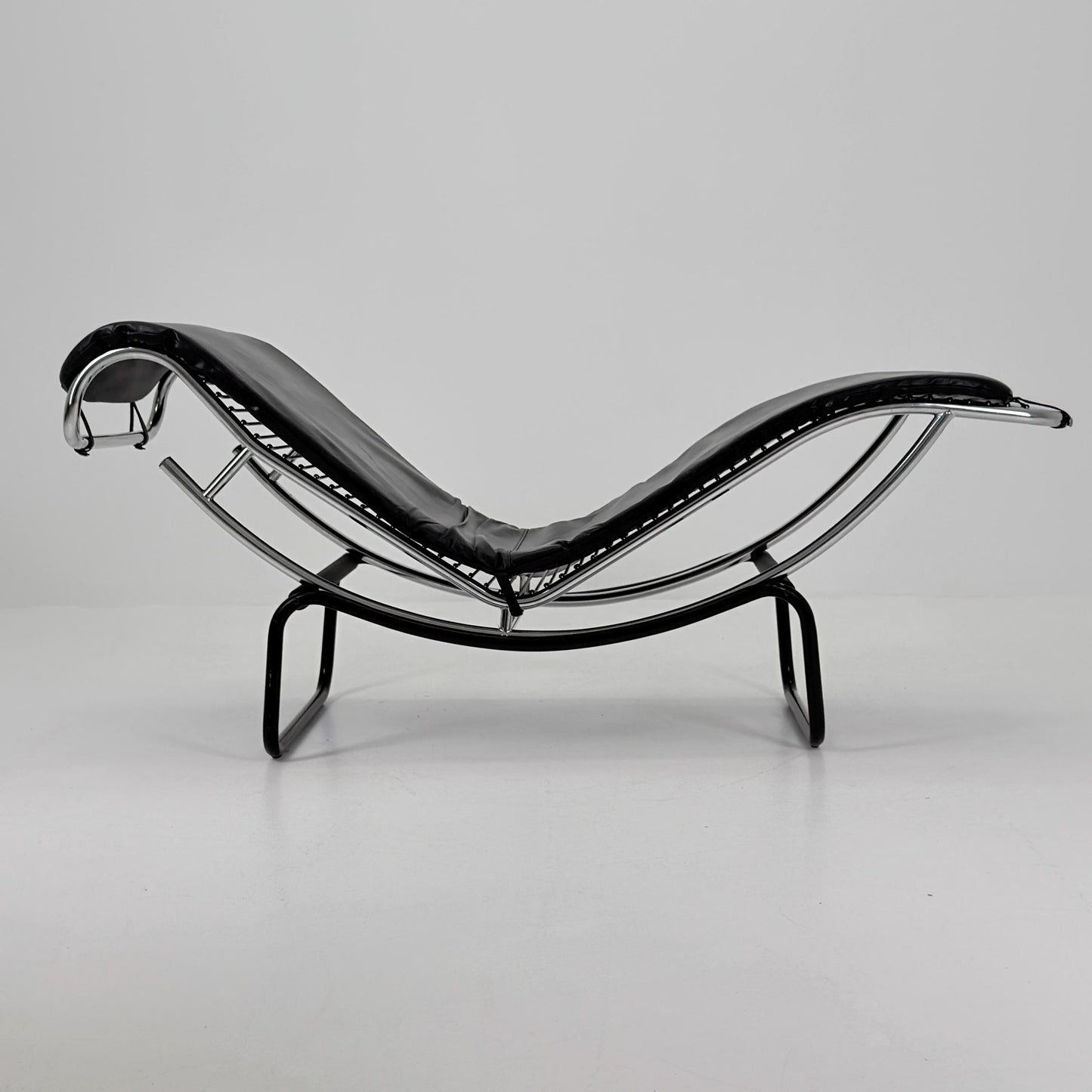 Mid Century Modern style of LC4 Chaise Lounge in Black – Design by Le Corbusier, Charlotte Perriand - Pierre Jeanneret Italy