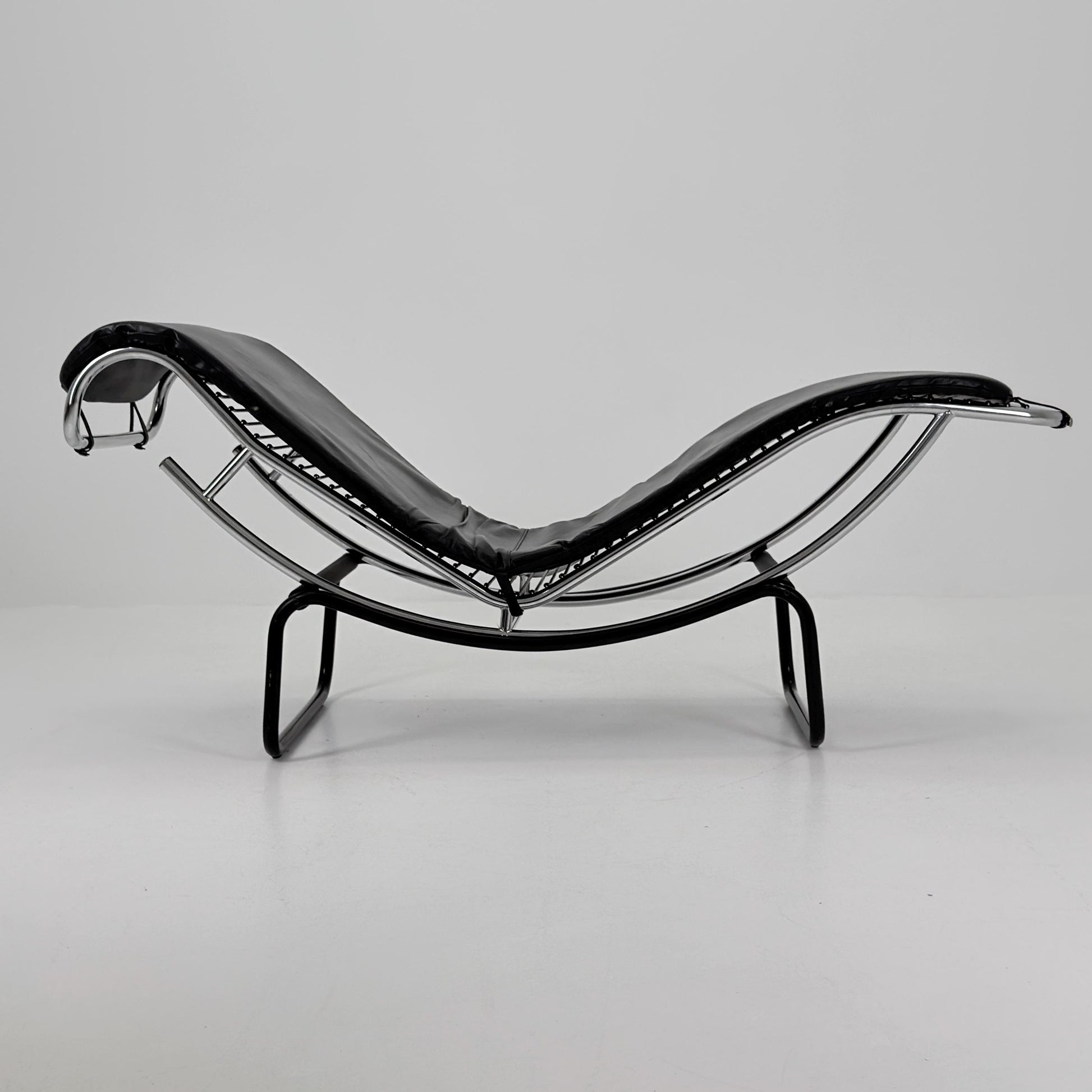 Mid Century Modern style of LC4 Chaise Lounge in Black – Design by Le Corbusier, Charlotte Perriand - Pierre Jeanneret Italy