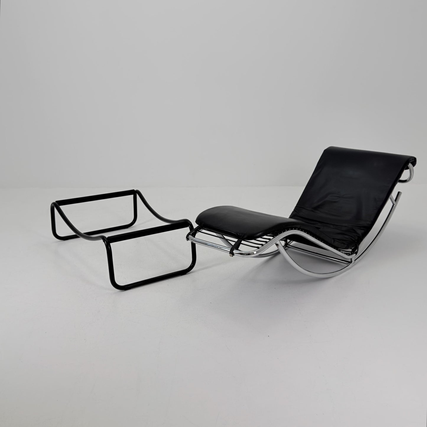 Mid Century Modern style of LC4 Chaise Lounge in Black – Design by Le Corbusier, Charlotte Perriand - Pierre Jeanneret Italy