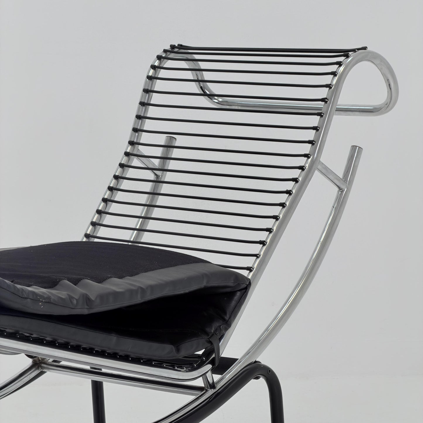 Mid Century Modern style of LC4 Chaise Lounge in Black – Design by Le Corbusier, Charlotte Perriand - Pierre Jeanneret Italy