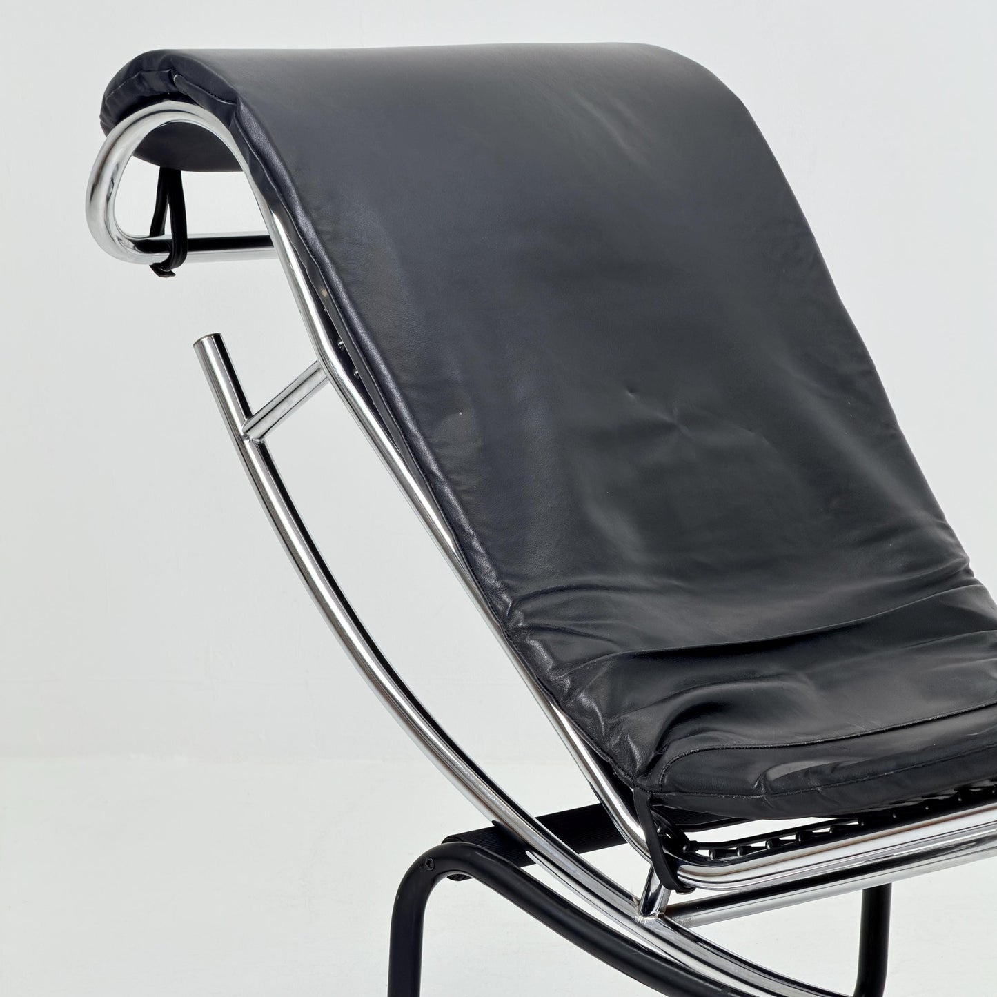 Mid Century Modern style of LC4 Chaise Lounge in Black – Design by Le Corbusier, Charlotte Perriand - Pierre Jeanneret Italy