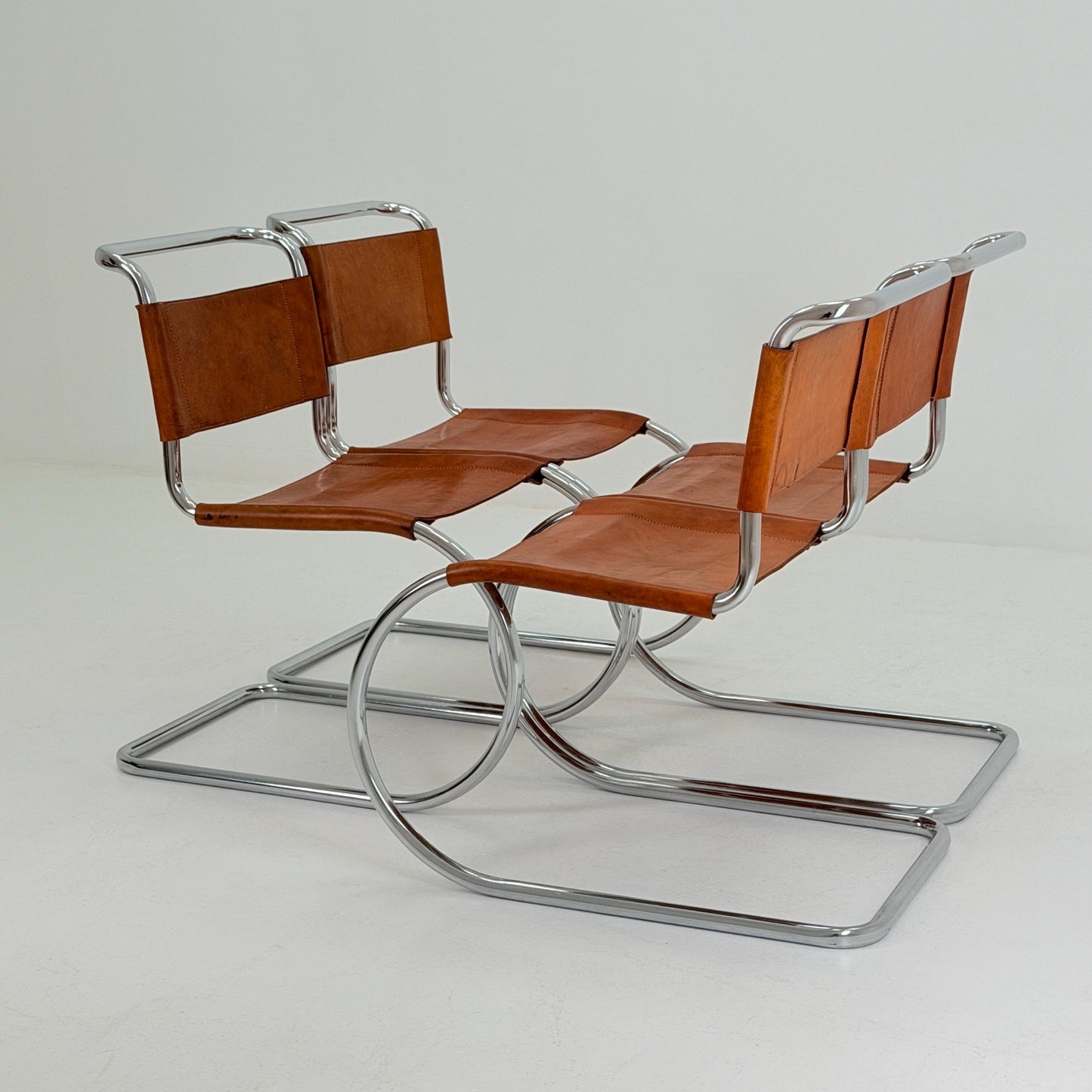 Set of 4 Mid-Century MR10 Cantilever Chairs by Ludwig Mies van der Rohe – Cognac Leather – Italy, 1980s