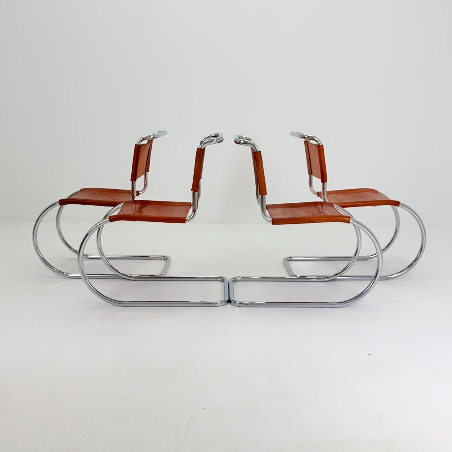 Set of 4 Mid-Century MR10 Cantilever Chairs by Ludwig Mies van der Rohe – Cognac Leather – Italy, 1980s