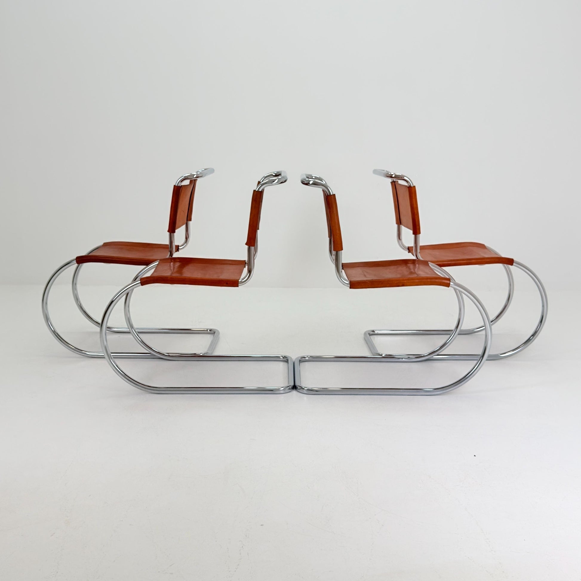 Set of 4 Mid-Century MR10 Cantilever Chairs by Ludwig Mies van der Rohe – Cognac Leather – Italy, 1980s