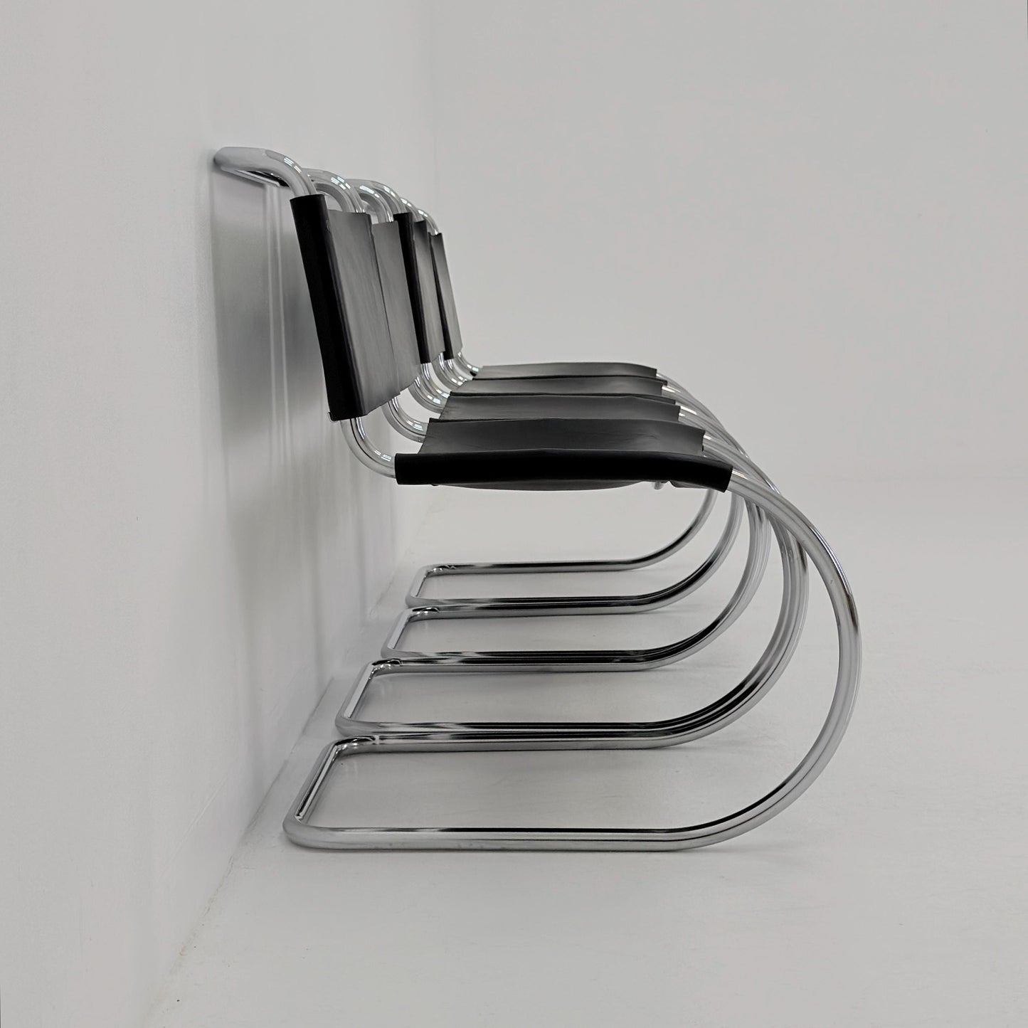 Set of 4 Bauhaus Mid-Century Modern Mies van der Rohe MR 10 black leather Chairs 1980s Italy